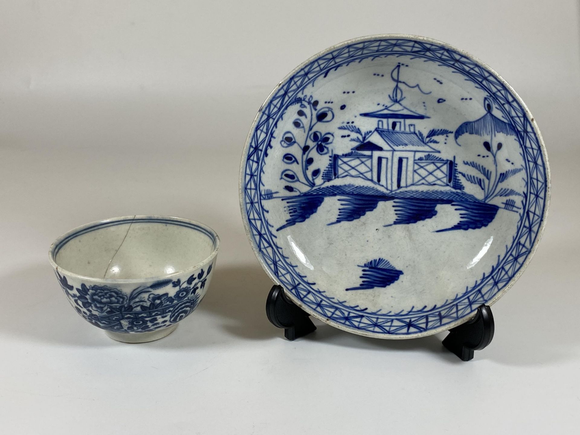 A MID-LATE 18TH CENTURY WORCESTER TEA BOWL WITH CRESCENT MOON MARK, (A/F) TOGETHER WITH MATCHING