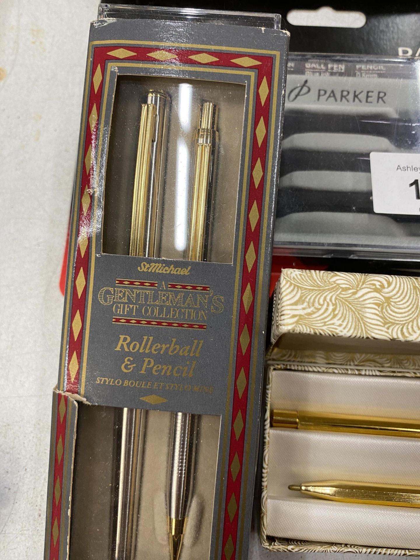 A QUANTITY OF PENS TO INCLUDE AN AS NEW BOXED PARKER PEN SET - Image 3 of 3