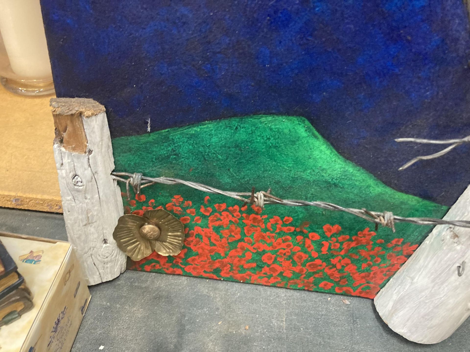 A PAINTING ON BOARD OF A WW1 POPPY FIELD WITH BARBED WIRE. TO THE REVERSE IS A POEM AND THE NAME - Image 3 of 5