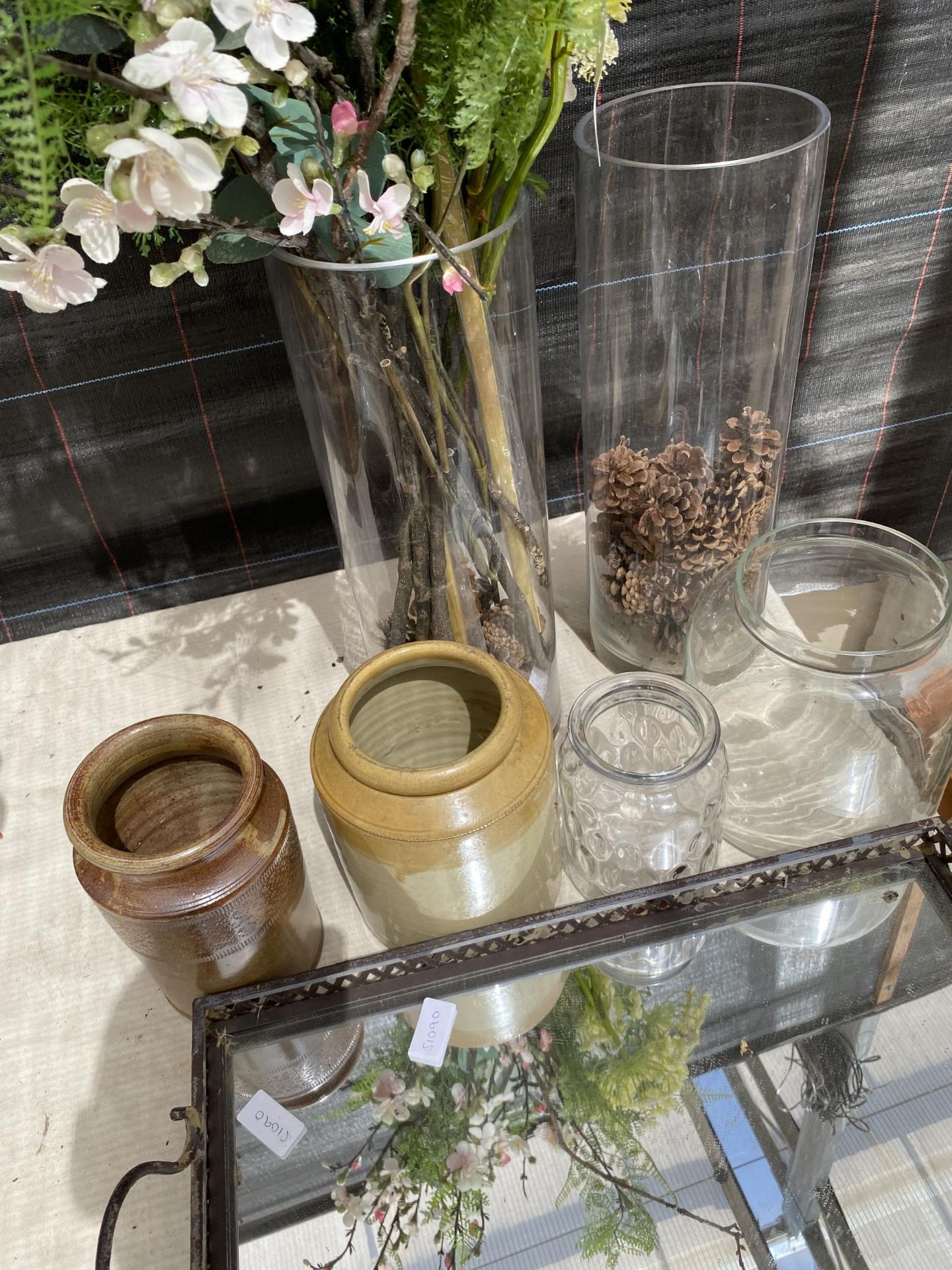 AN ASSORTMENT OF ITEMS TO INCLUDE A MIRRORED TRAY, STONEWARE POTS AND GLASS VASES ETC - Image 3 of 4