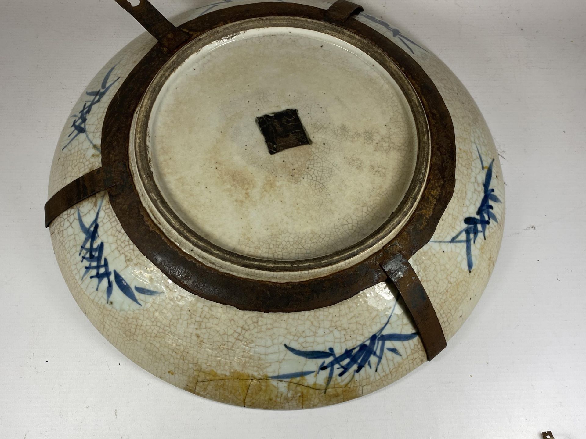 A LARGE CHINESE CRACKLE GLAZE BLUE AND WHITE FLORAL CHARGER, A/F, DIAMETER 39CM - Bild 3 aus 6