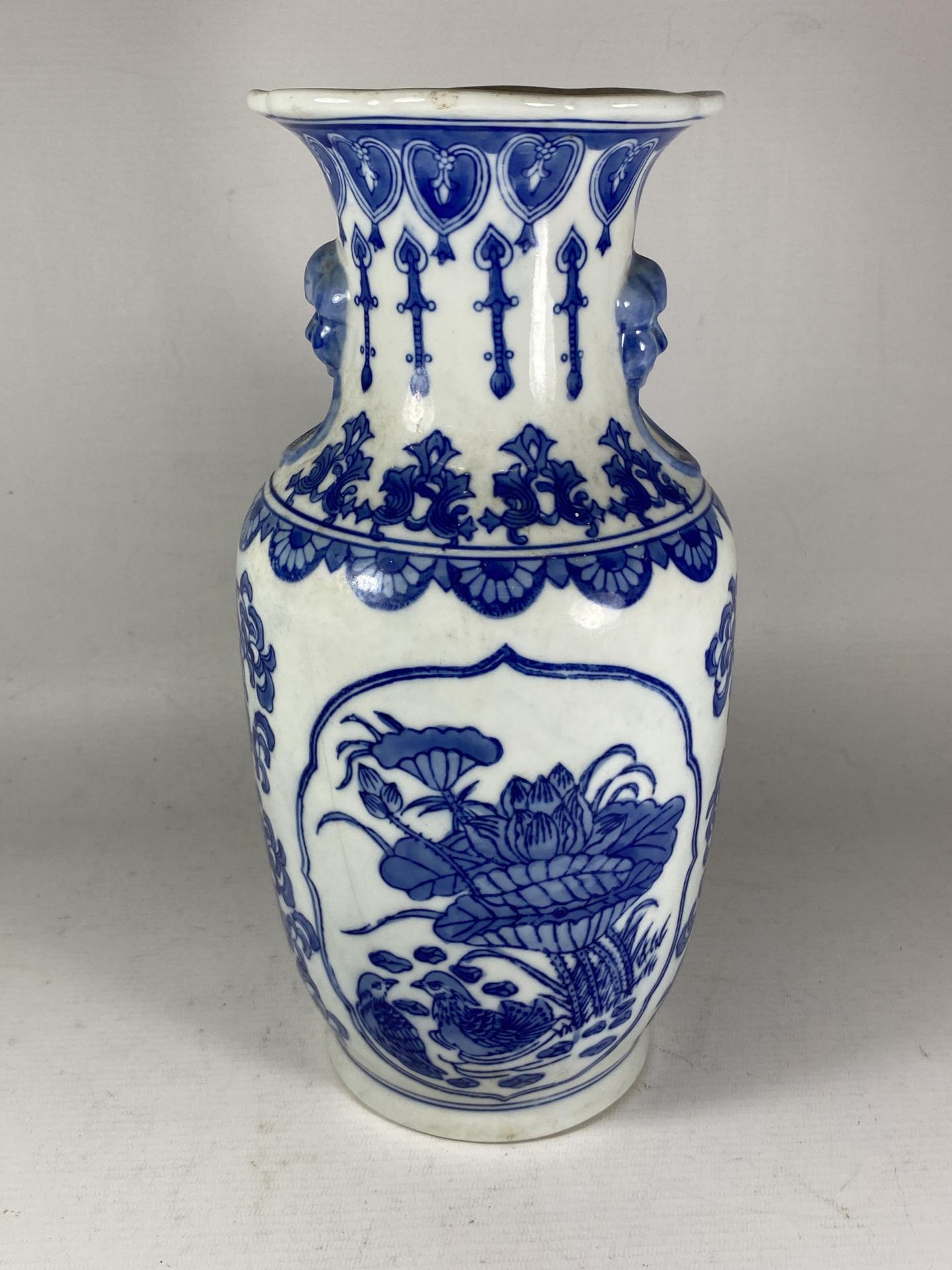 A 20TH CENTURY CHINESE BLUE AND WHITE FLORAL PATTERN VASE, HEIGHT 31CM