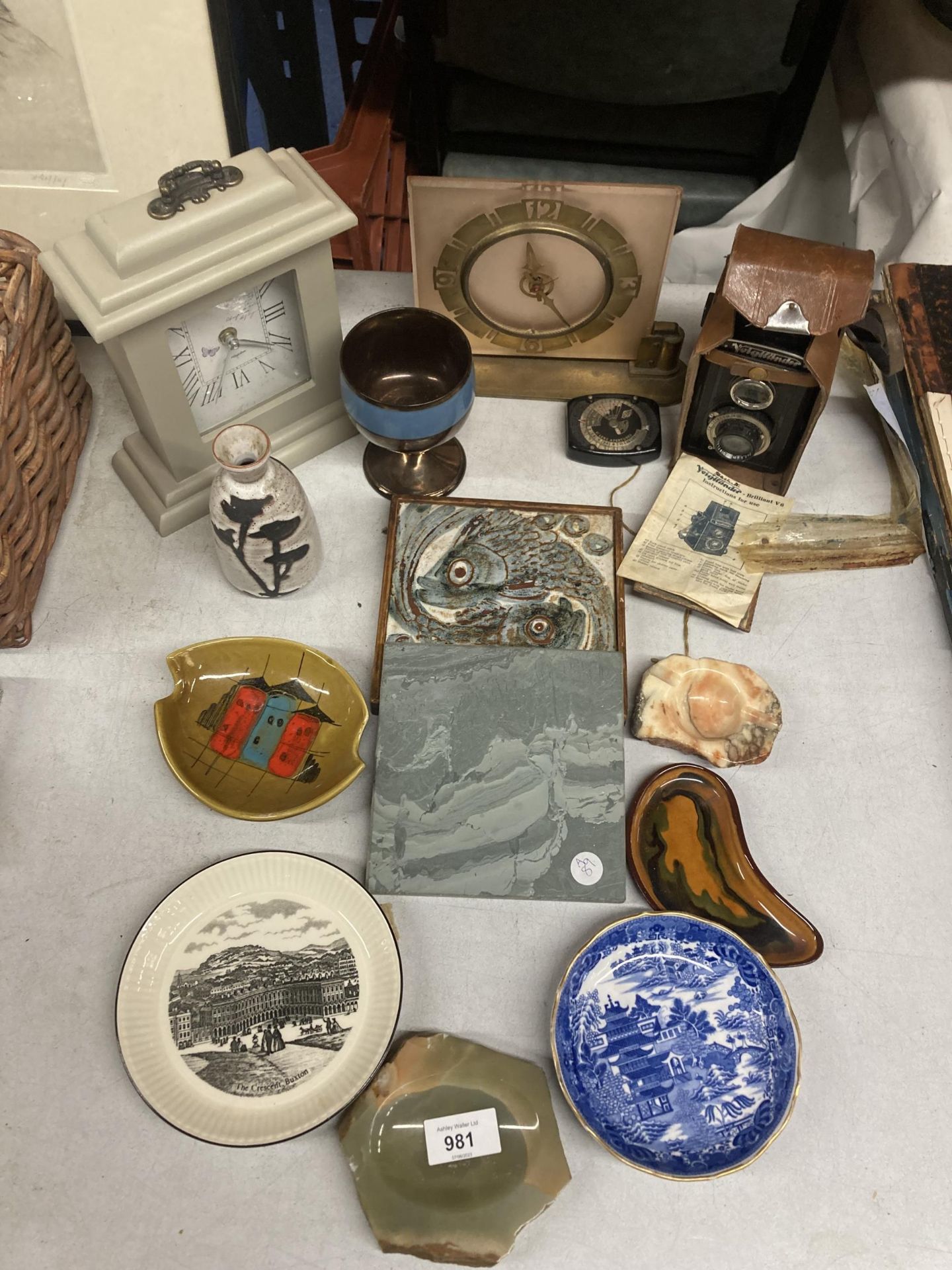 A MIXED LOT TO INCLUDE A VINTAGE VOIGTLANDER CAMERA, MANTLE CLOCKS, ONYX ASHTRAYS, STUDIO POTTERY