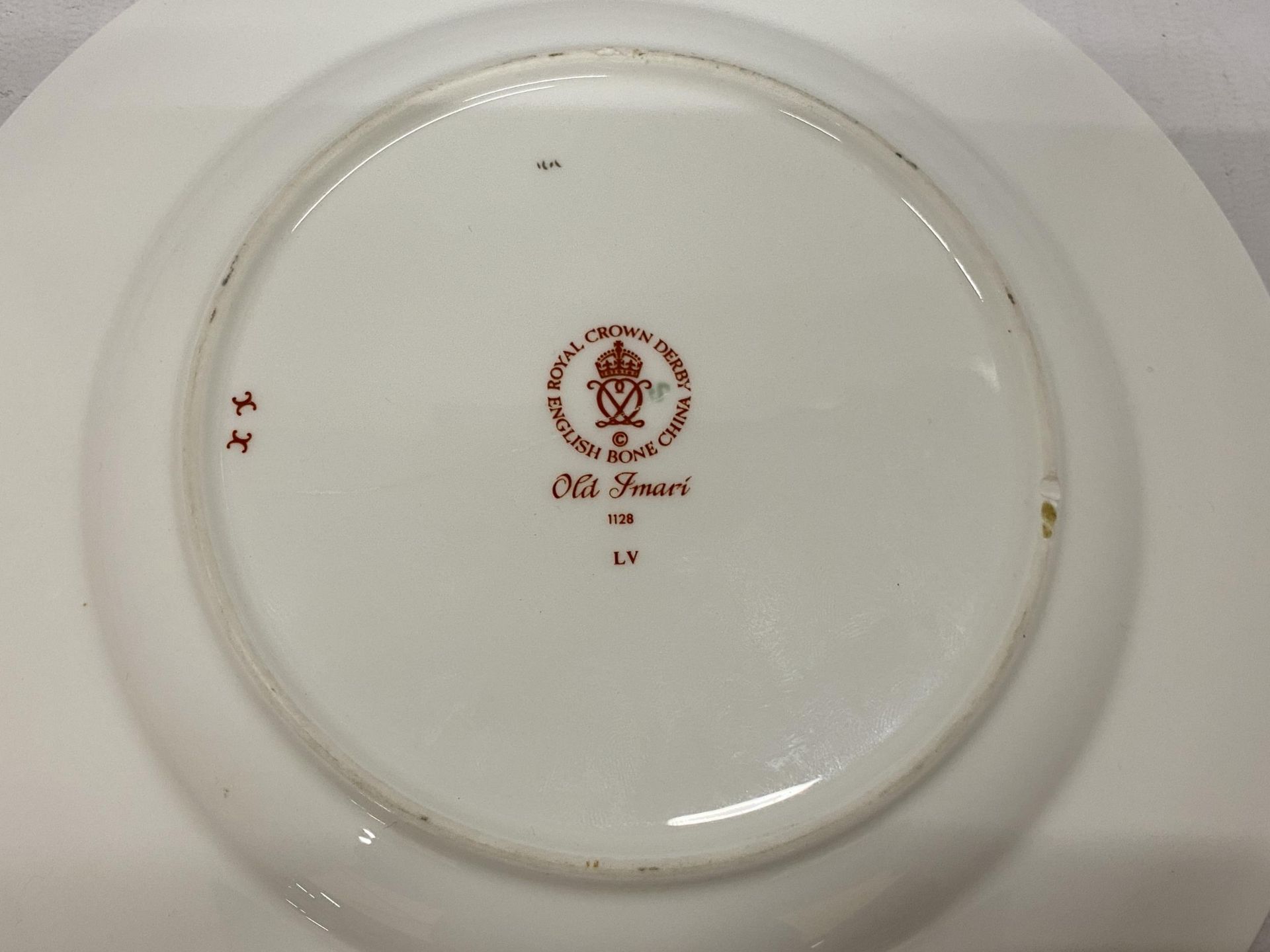 A ROYAL CROWN DERBY OLD IMARI '1128' PATTERN DINNER PLATE - Image 4 of 4