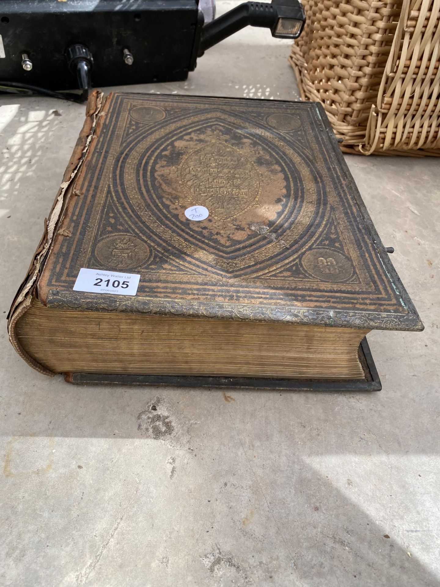 A VINTAGE LEATHER BOUND HOLY BIBLE (FRONT DETATTCHED)