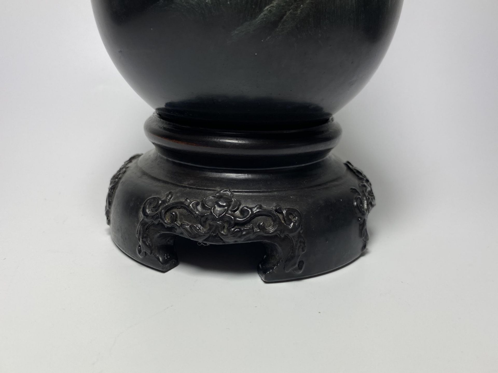 A MID 20TH CENTURY CHINESE FUZHOU BLACK LACQUERED GILT DESIGN VASE ON STAND, HEIGHT 29CM - Image 2 of 7