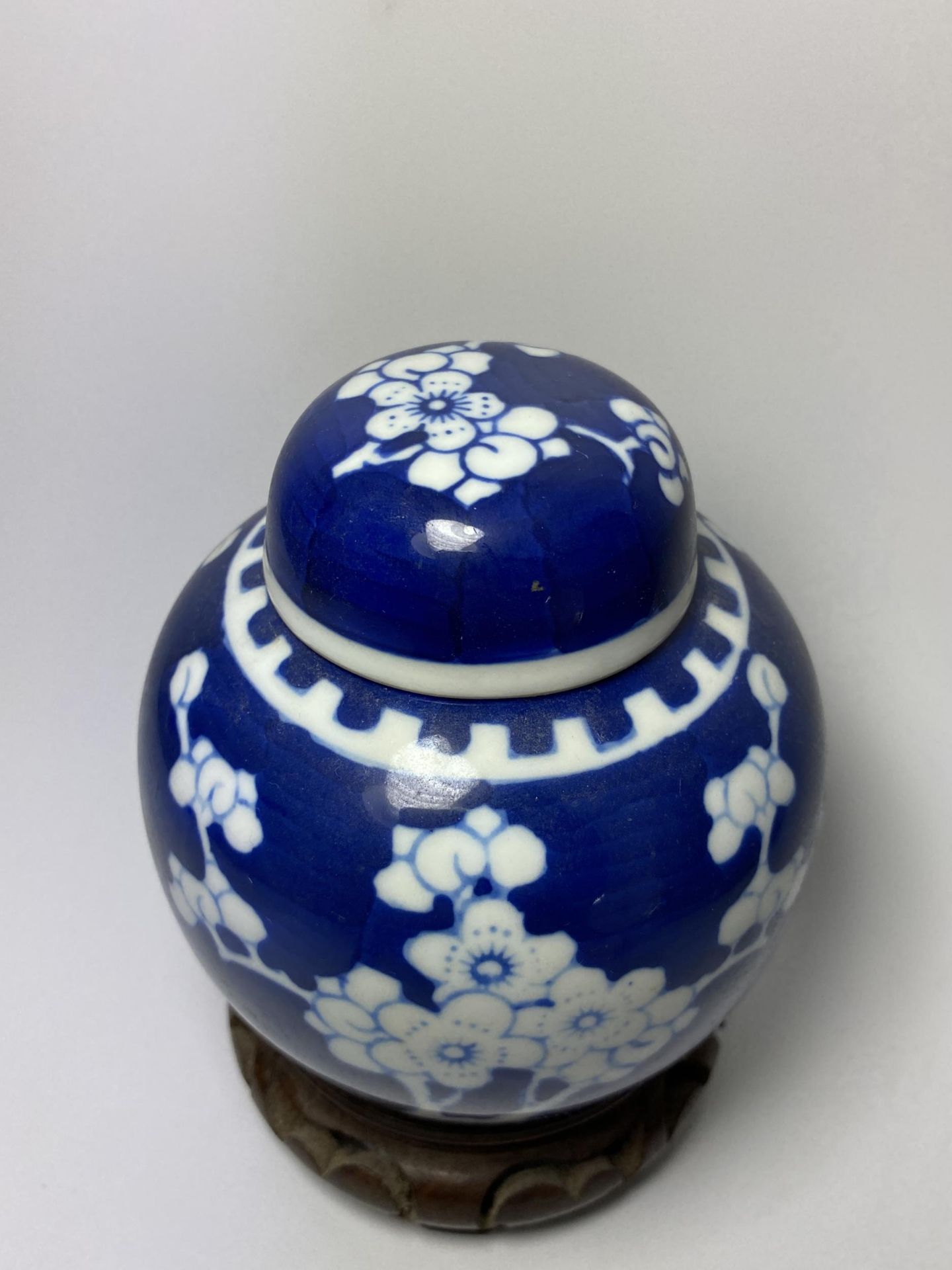 A CHINESE PRUNUS BLOSSOM PATTERN GINGER JAR ON CARVED WOODEN STAND, DOUBLE RING MARK TO BASE, HEIGHT - Image 2 of 6