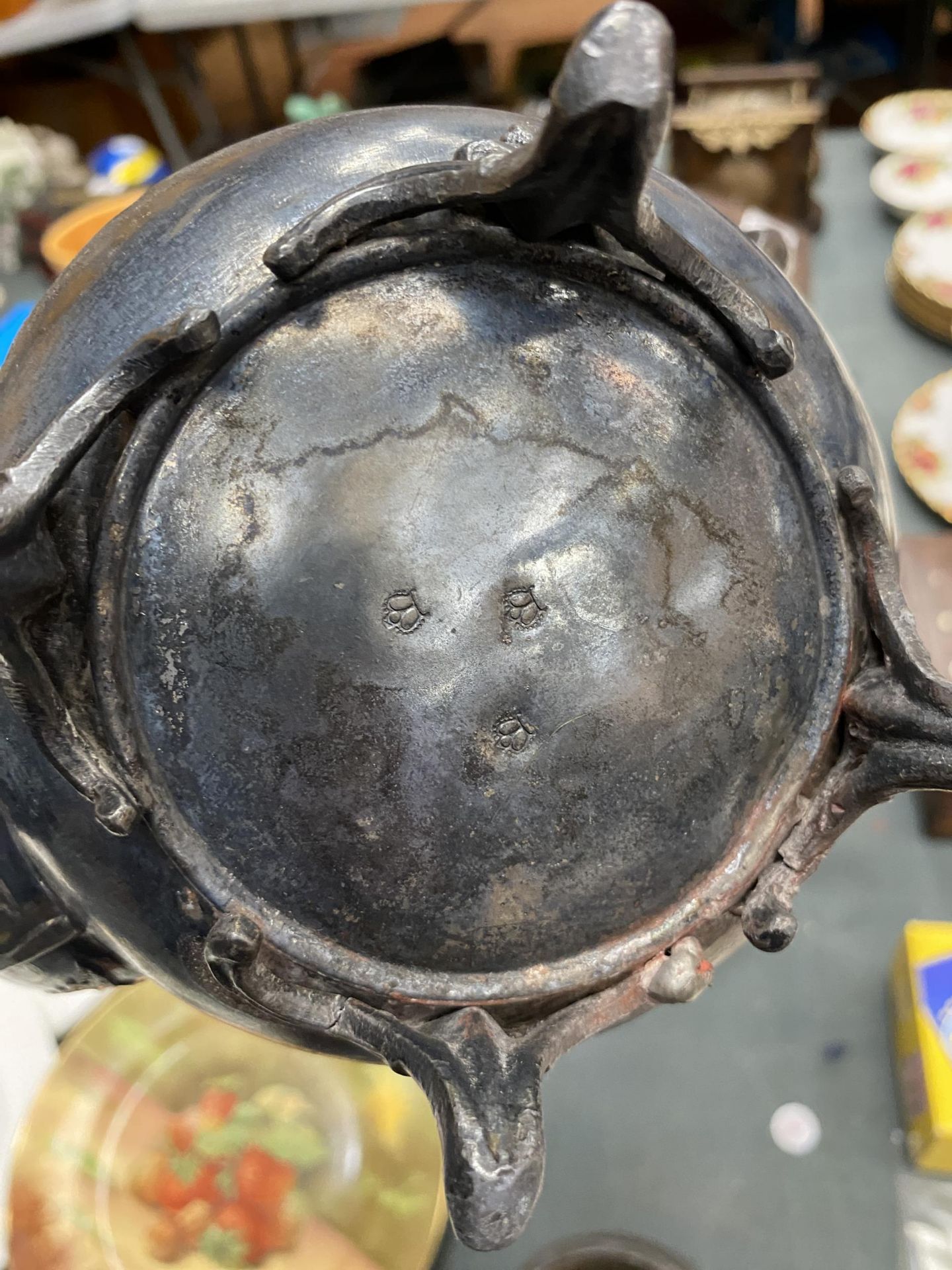 A PEWTER TEASET TO INCLUDE A COFFEE POT, TEAPOTS, CREAM JUG AND SUGAR BOWL - 5 PIECES IN TOTAL - Image 3 of 3