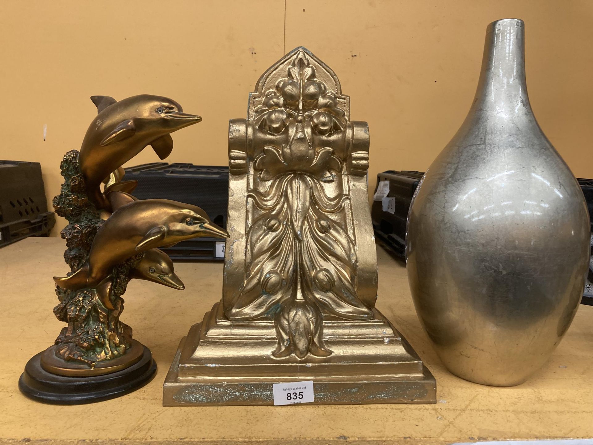 A TRIO OF RESIN DOLPHINS ON A PLINTH HEIGHT 28CM, A GILT WALL SCONCE AND A GILT COLOURED VASE HEIGHT