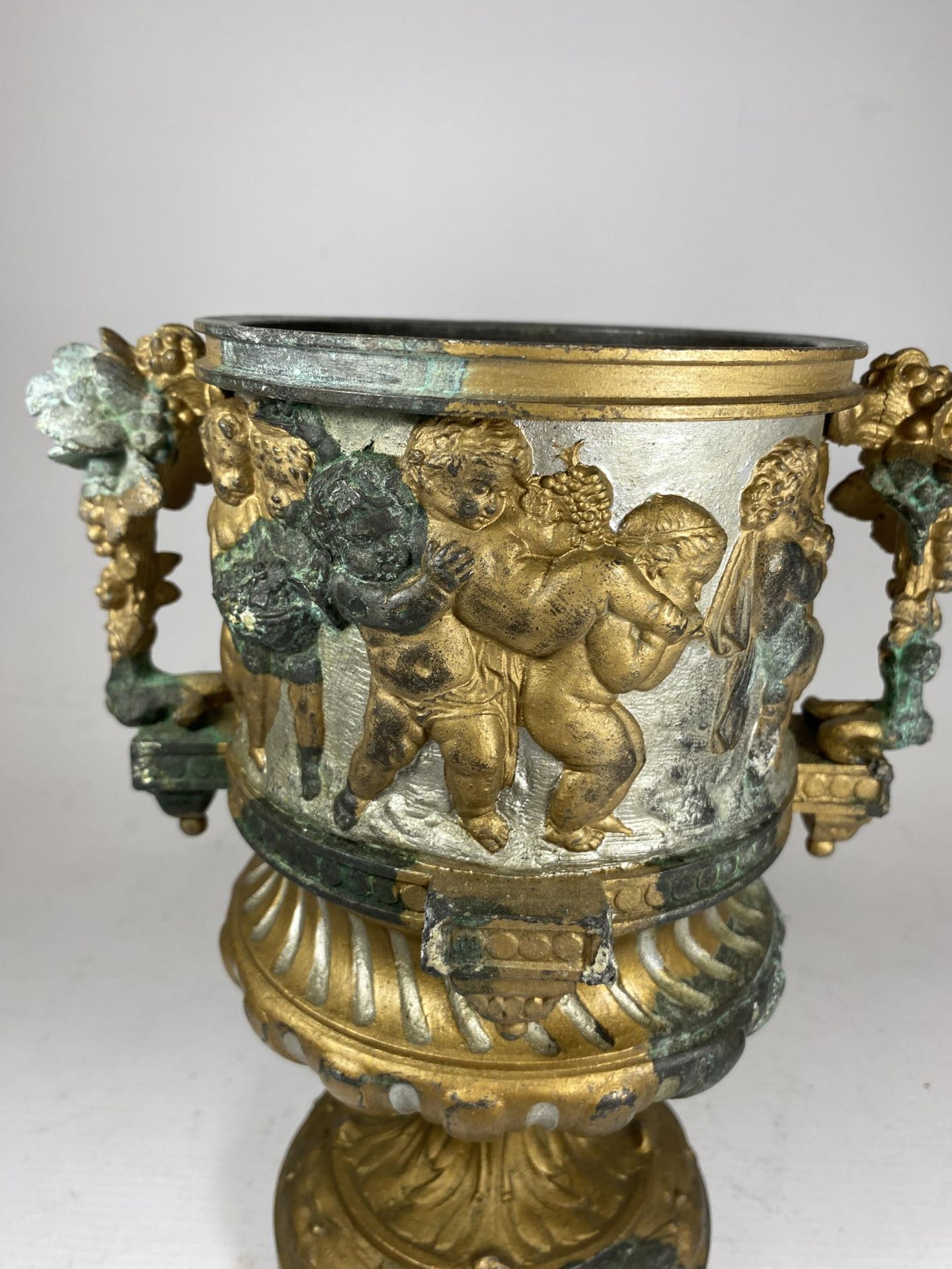 AN UNUSUAL 19TH CENTURY PEDESTAL BRONZE URN WITH NEO-CLASSICAL RELIEF DESIGN ON FLUTED BASE WITH - Image 5 of 9