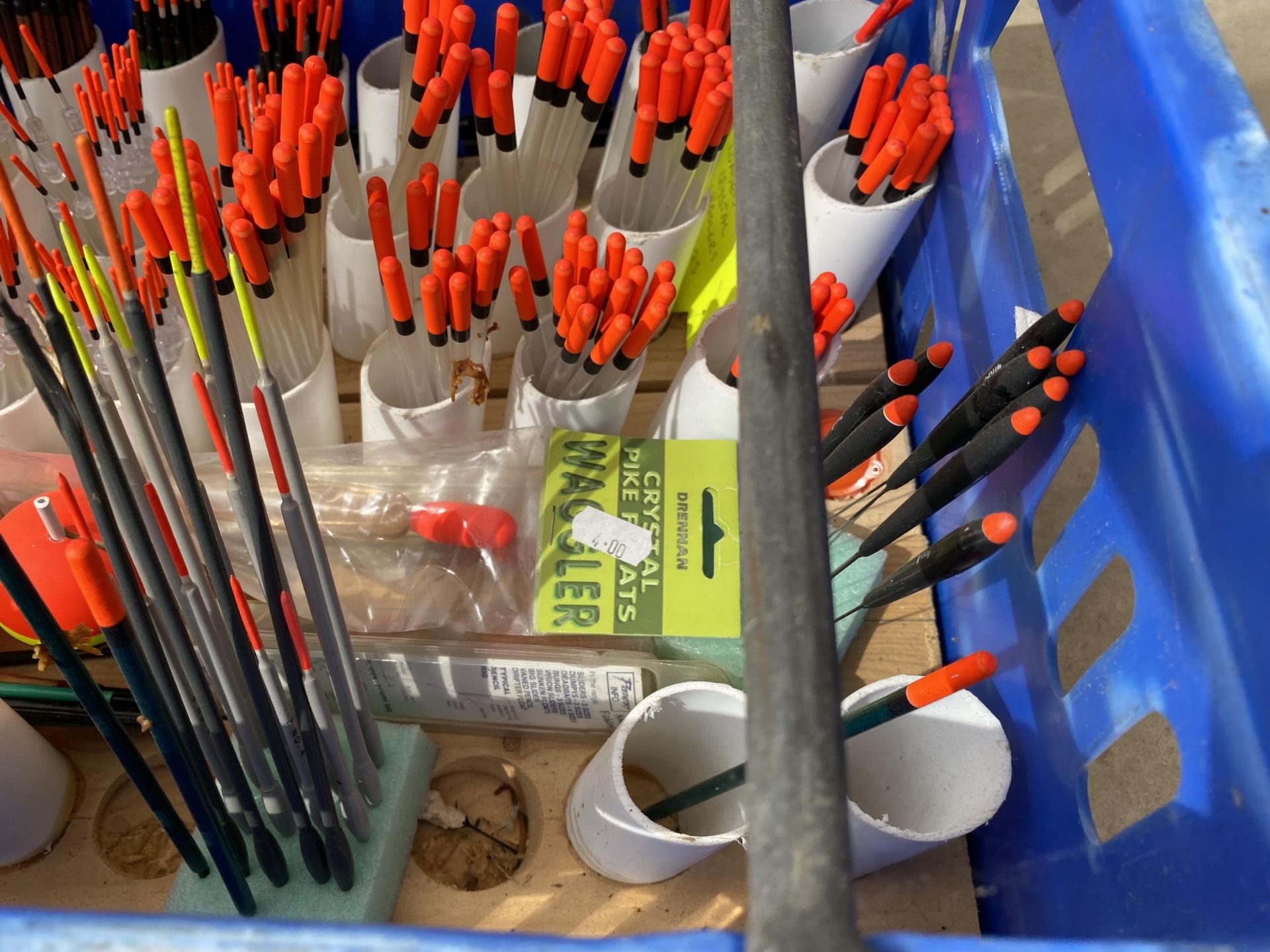 A LARGE ASSORTMENT OF VARIOUS FISHING FLOATS (FROM A TACKLE SHOP CLEARANCE) - Bild 3 aus 3
