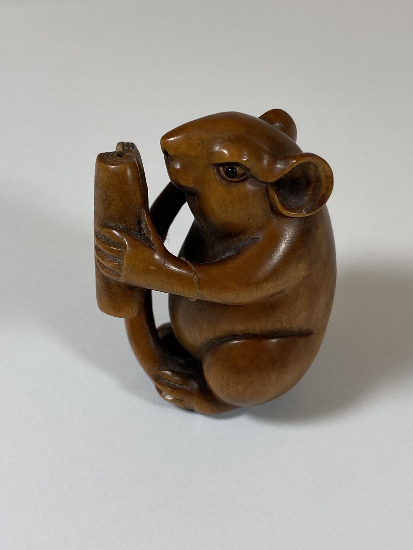 AN ORIENTAL NETSUKE OF A RABBIT READING, HAND A/F, SIGNED TO BASE, HEIGHT 4.5CM - Image 2 of 3