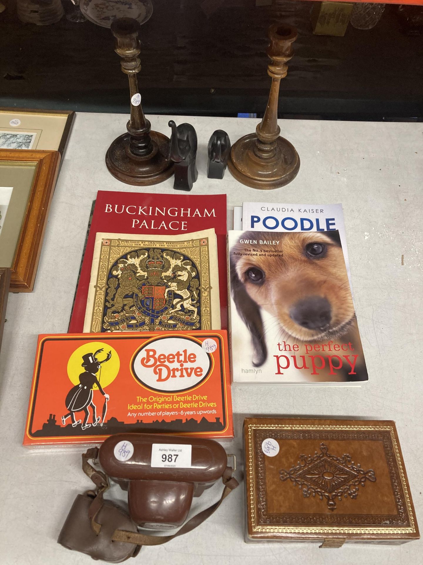 A MIXED LOT TO INCLUDE A VINTAGE HALINA 35X CAMERA, BEETLE DRIVE GAME, TREEN CANDLESTICKS,