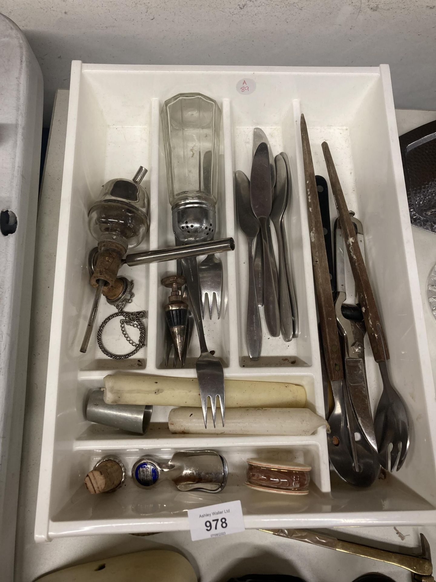 A QUANTITY OF FLATWARE IN A TRAY TO INCLUDE SALAD SERVERS, KNIVES, FORKS, TEA CADDY SPOONS, BOTTLE