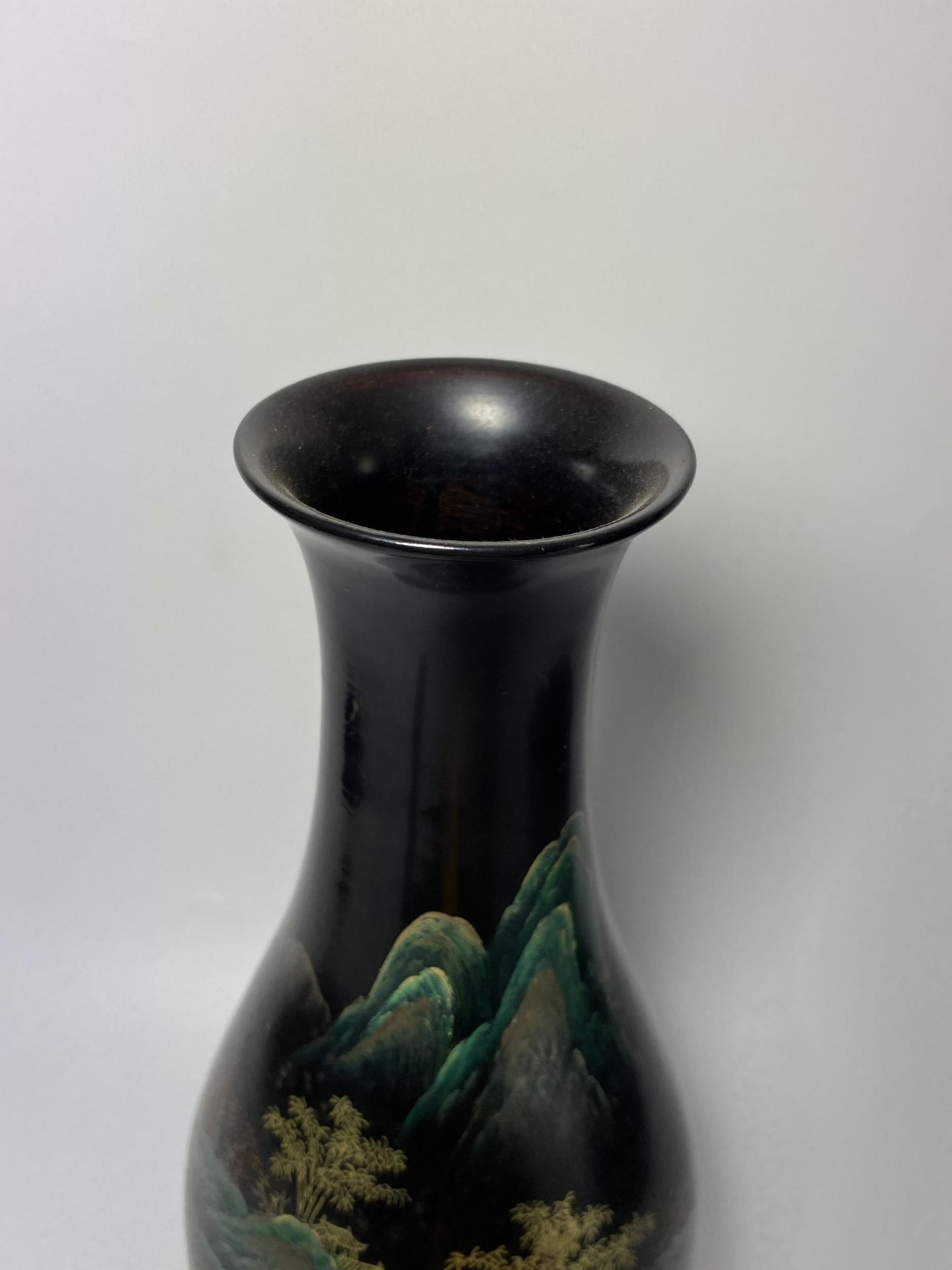A MID 20TH CENTURY CHINESE FUZHOU BLACK LACQUERED GILT DESIGN VASE ON STAND, HEIGHT 29CM - Image 4 of 7