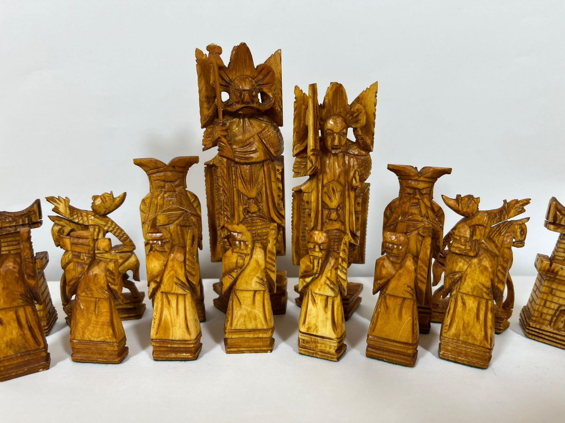 AN ORIENTAL STAINED BONE CHESS SET (ONE PAWN MISSING) - Image 6 of 6