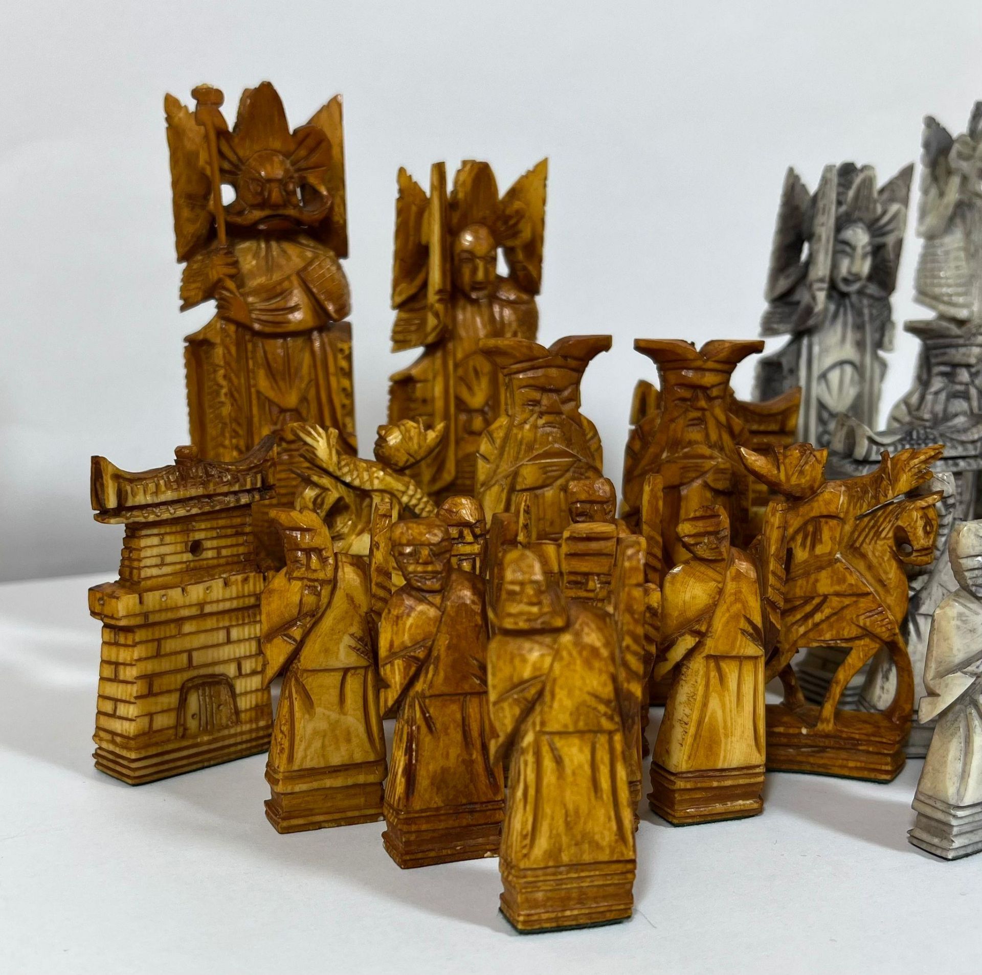 AN ORIENTAL STAINED BONE CHESS SET (ONE PAWN MISSING) - Image 2 of 6