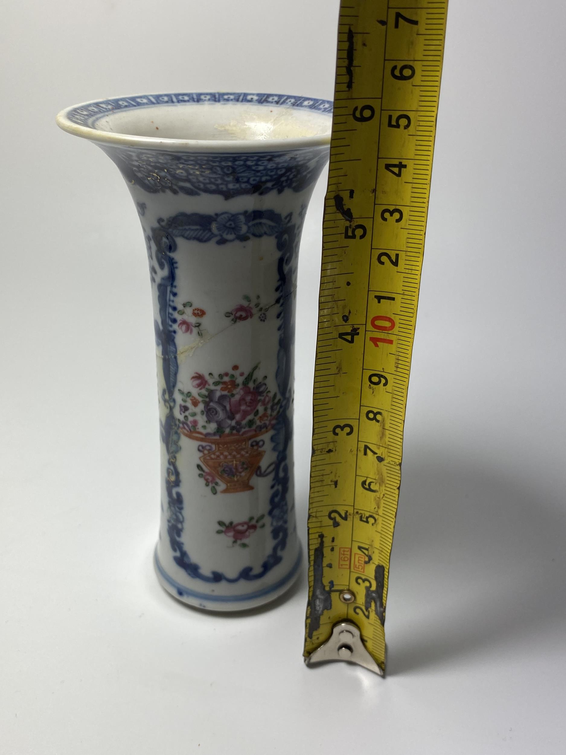 A 19TH CENTURY CHINESE QING TRUMPET FLARED VASE, HEIGHT 14.5CM (A/F) - Bild 6 aus 6