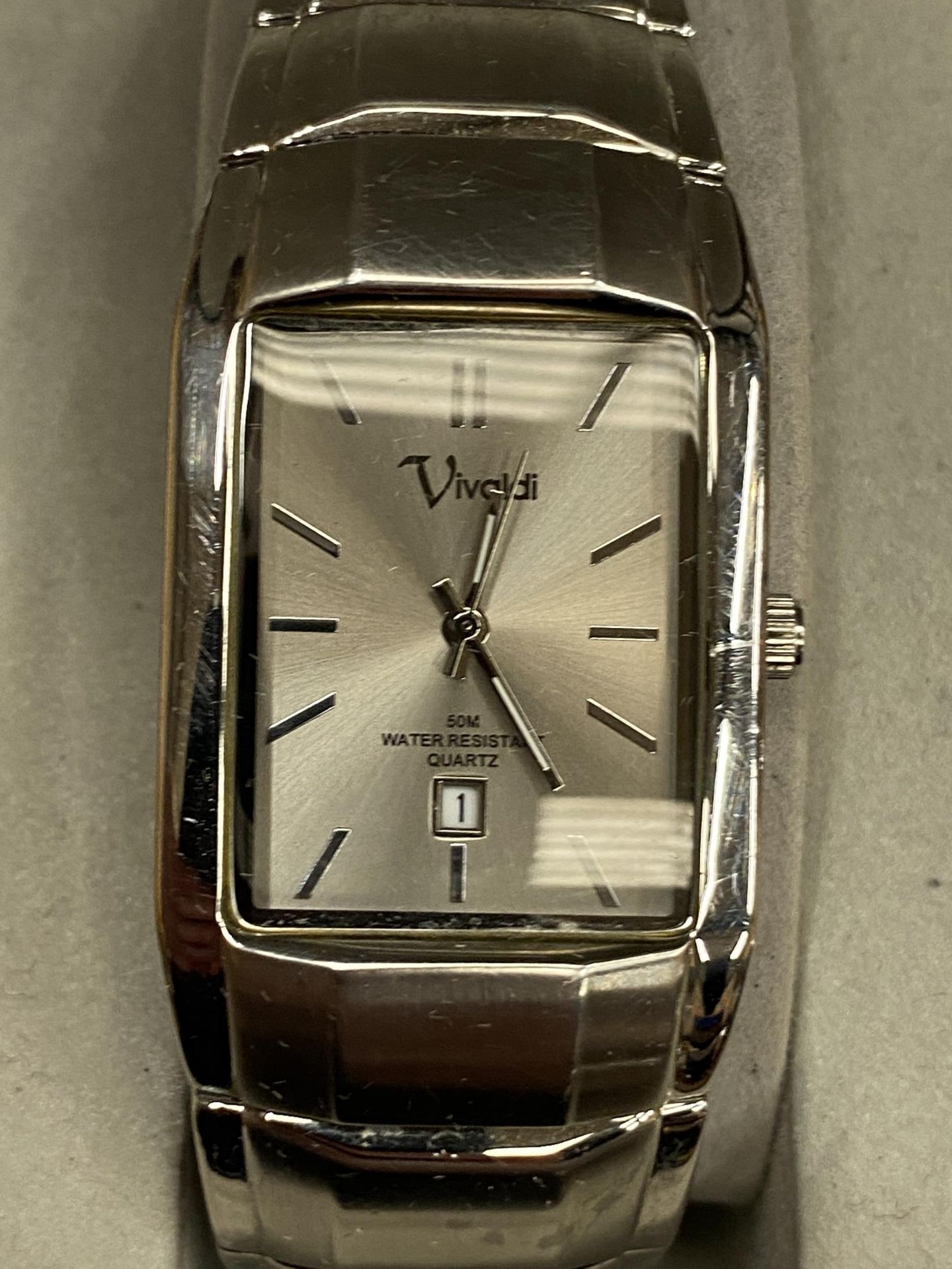A BOXED VIVALDI GENTS WATCH, WORKING AT TIME OF CATALOGUING BUT NO WARRANTY GIVEN - Bild 2 aus 2