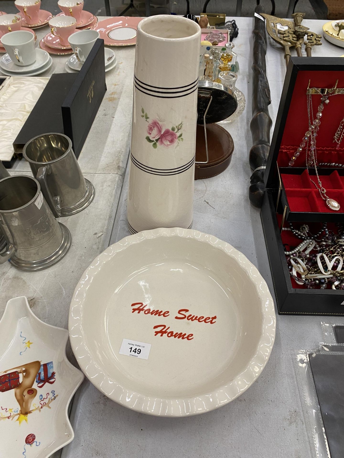 A LARGE LAURA ASHLEY VASE AND 'HOME SWEET HOME' BOWL