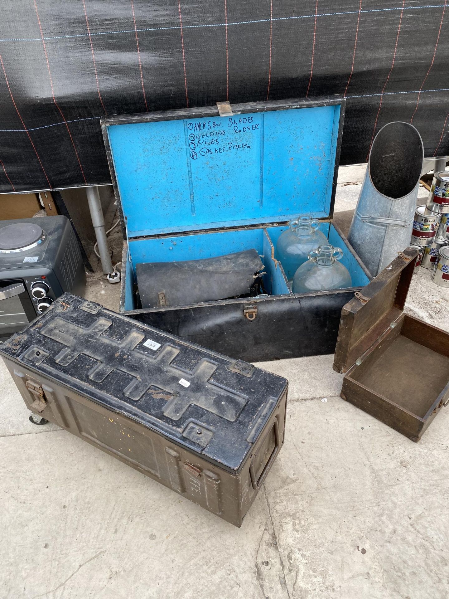 AN ASSORTMENT OF ITEMS TO INCLUDE DEMI JOHNS, AN AMMO BOX AND A COAL SKUTTLE ETC