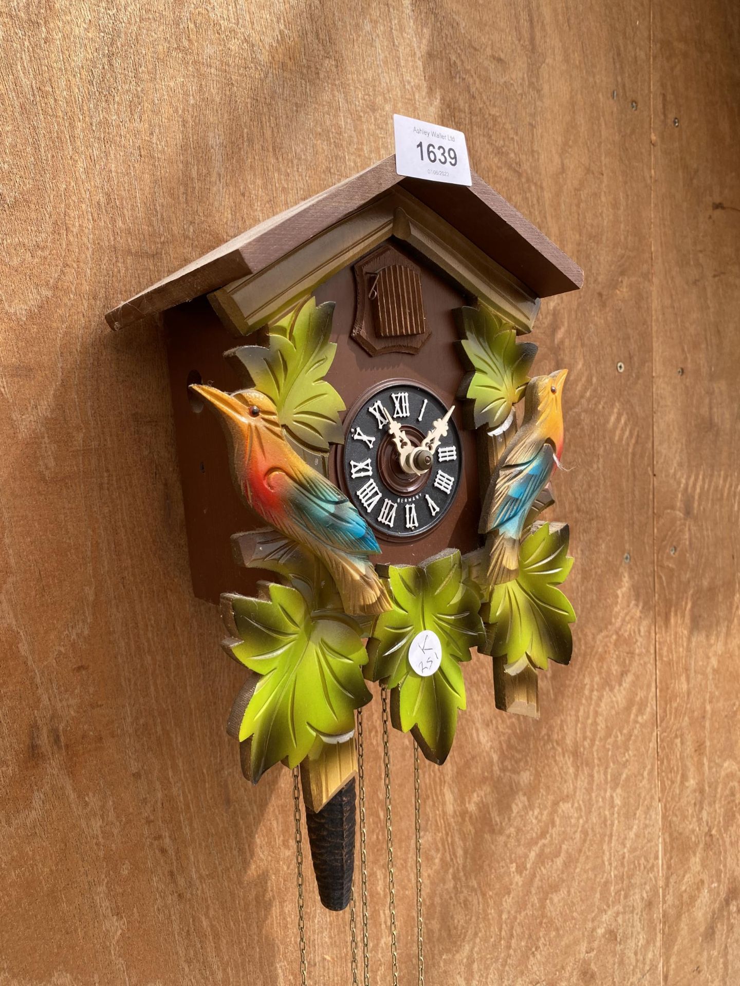 A WOODEN CUCKOO CLOCK - Image 2 of 3