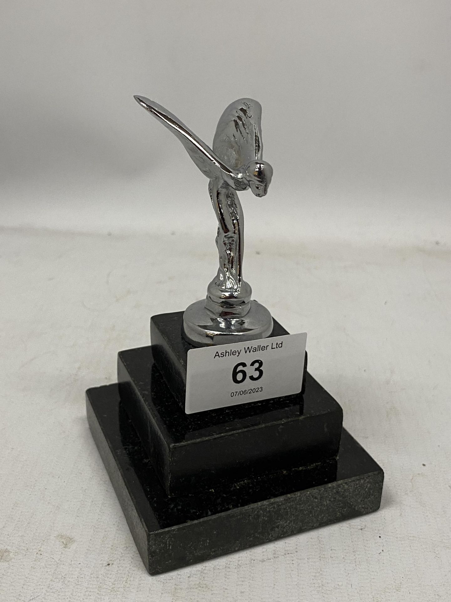 A CHROME SPIRIT OF ECSTASY MODEL ON MARBLE BASE, HEIGHT 13.5CM