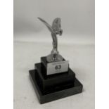 A CHROME SPIRIT OF ECSTASY MODEL ON MARBLE BASE, HEIGHT 13.5CM