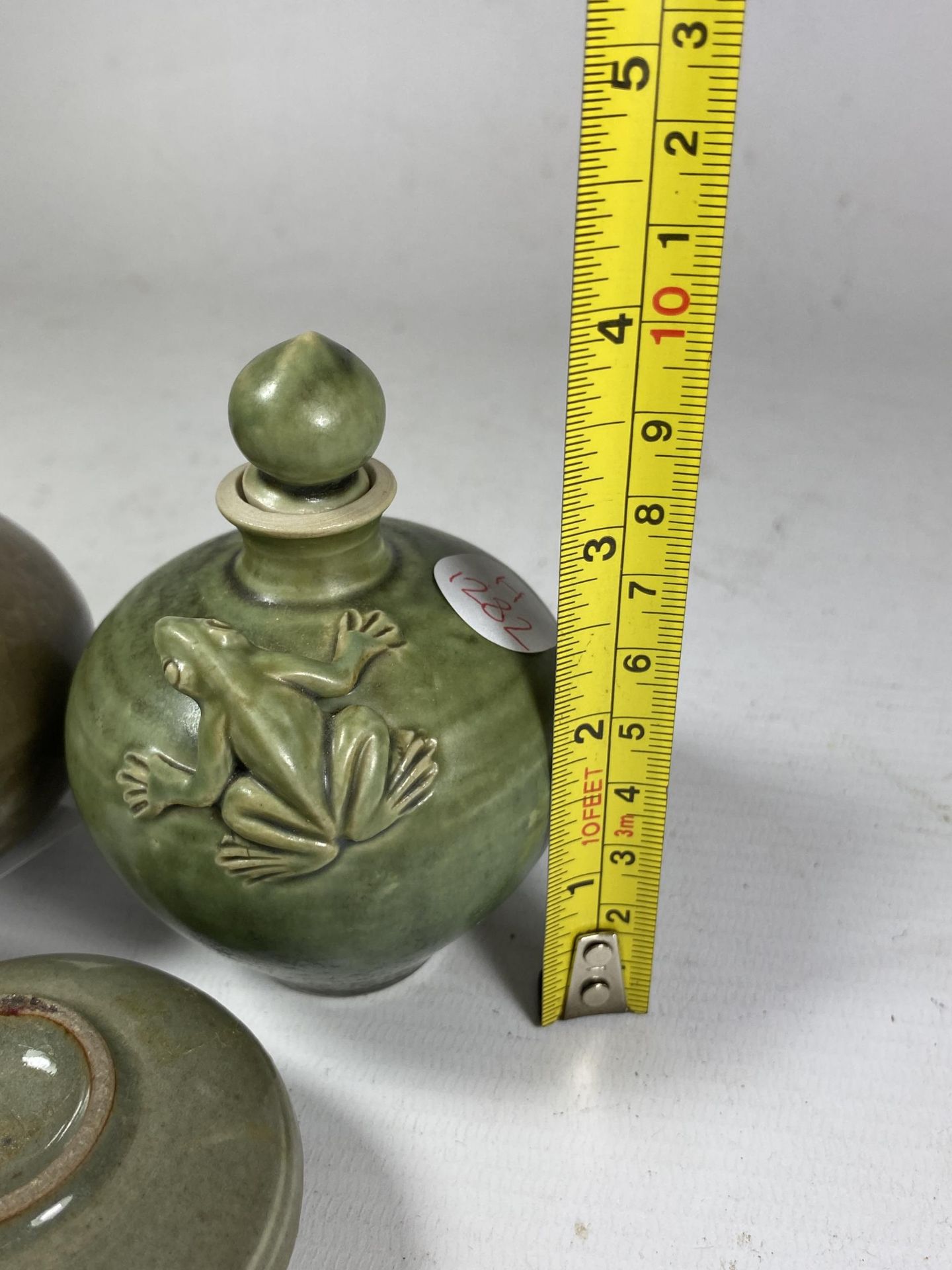 A GROUP OF THREE CHINESE CELADON PORCELAIN ITEMS, SCENT BOTTLE WITH FROG DESIGN, LIDDED POT AND - Image 4 of 4