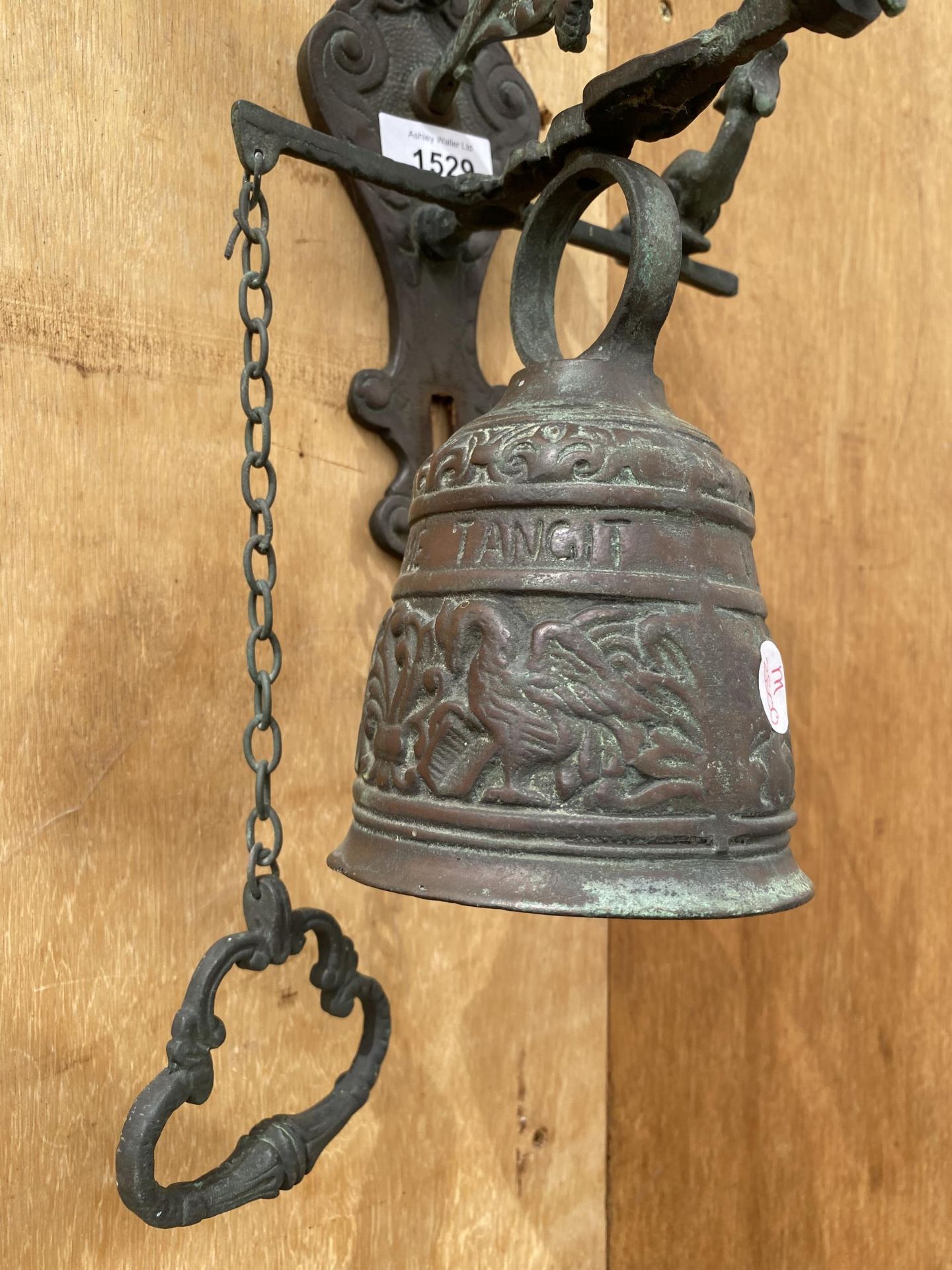 A VINTAGE BRASS WALL HANGING BELL - Image 2 of 3