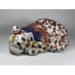A 1980'S CHINESE IMARI POTTERY MODEL OF A CAT WITH SIX CHARACTER MARK TO BASE, LENGTH 28CM