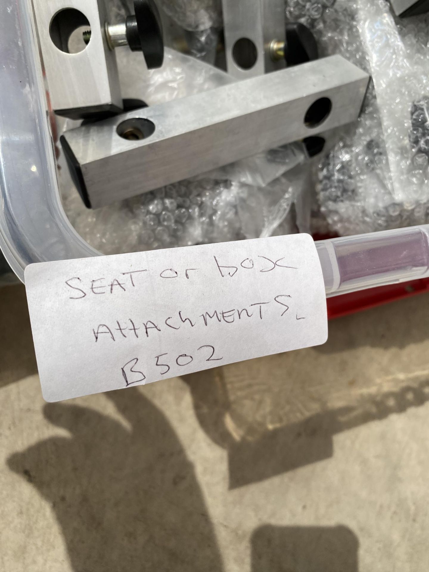 A BOX CONTAINING A LARGE NUMBER OF SEAT AND BOX ATTATCHMENTSACK (FROM A TACKLE SHOP CLEARANCE) - Bild 3 aus 3