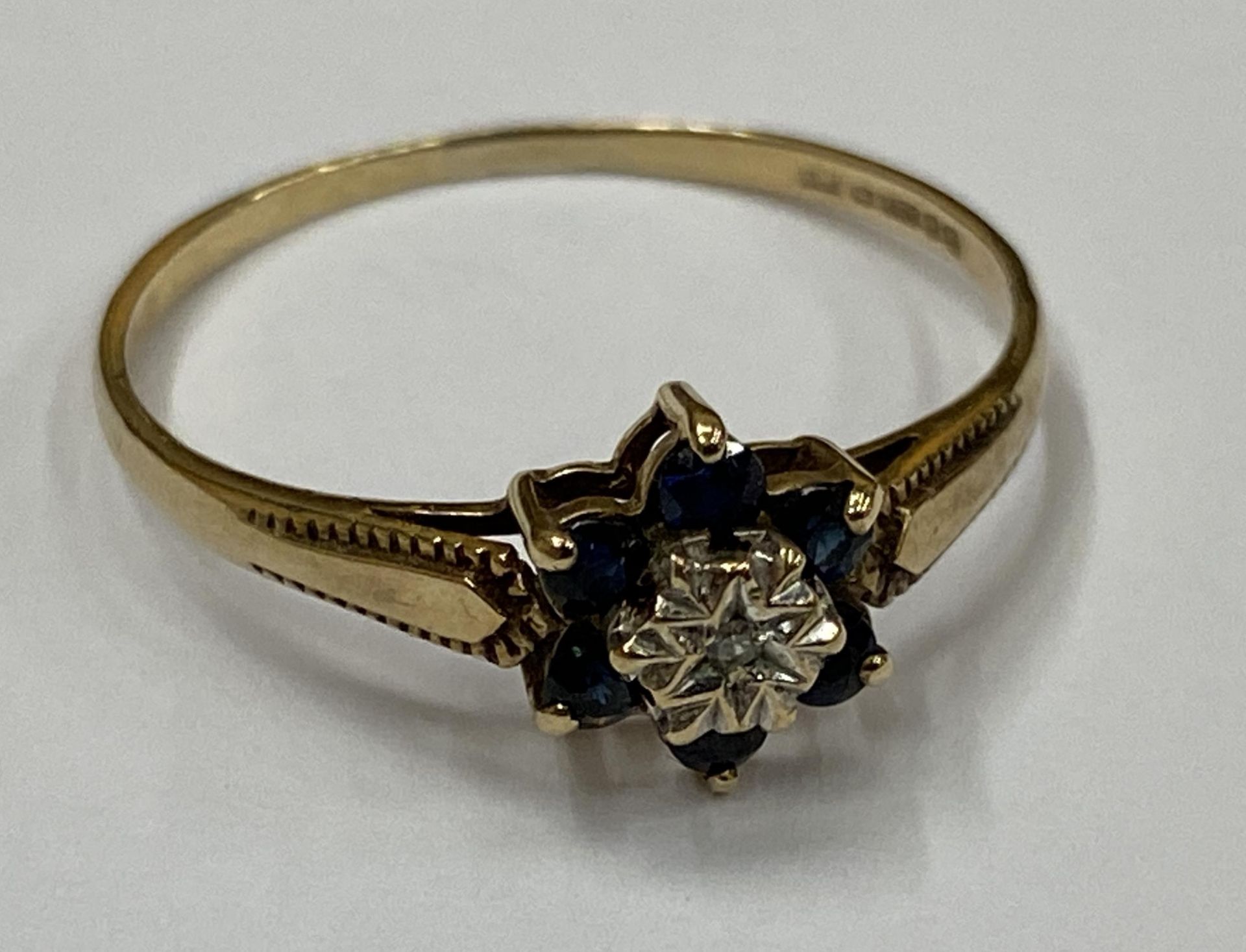 A 9CT YELLOW GOLD RING WITH DIAMONDS AND SAPPHIRES, WEIGHT 1.4G