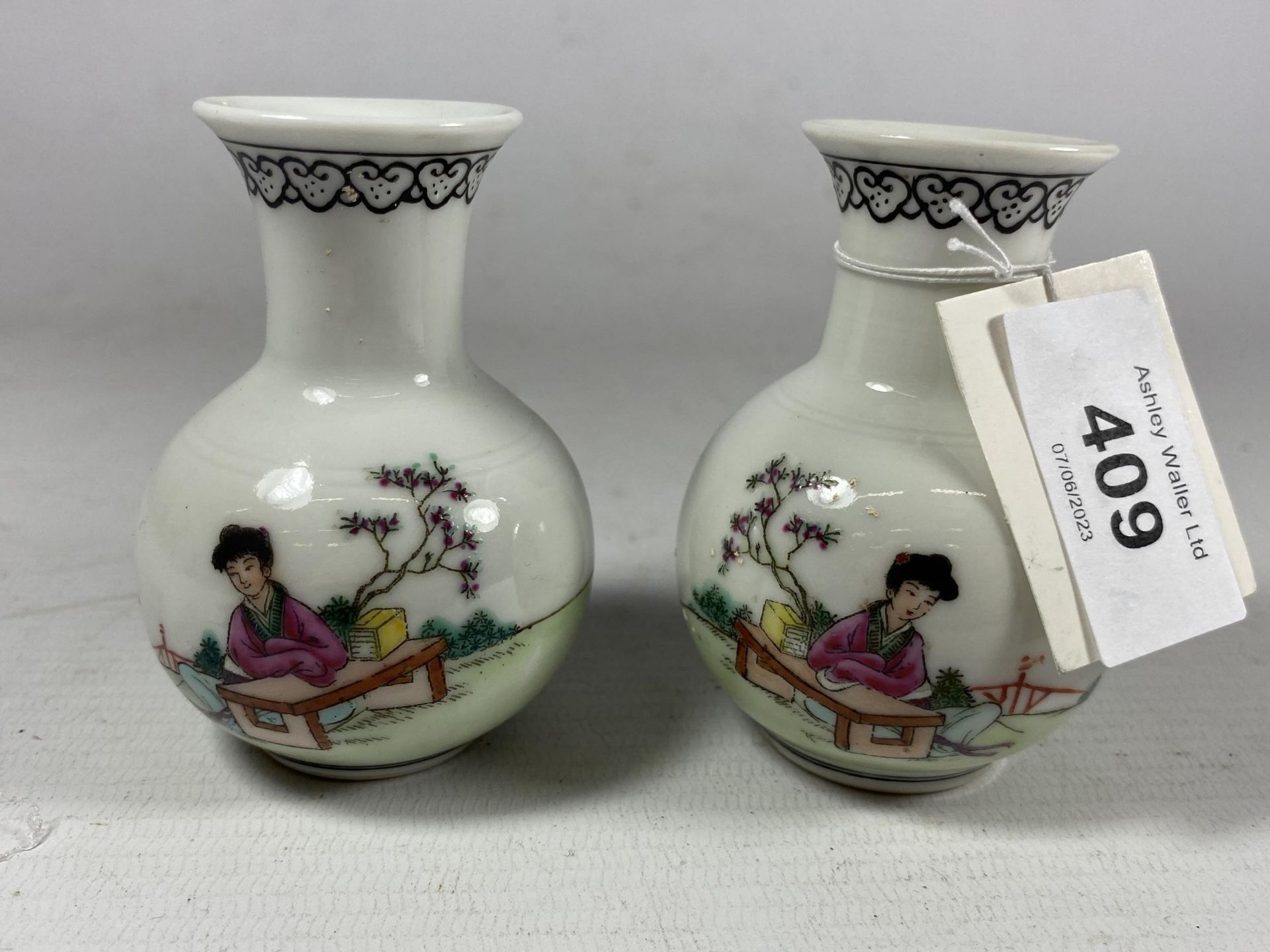 A PAIR OF MINIATURE CHINESE PORCELAIN BOTTLE VASES WITH CALLIGRAPHY DESIGN, HEIGHT 7.5CM