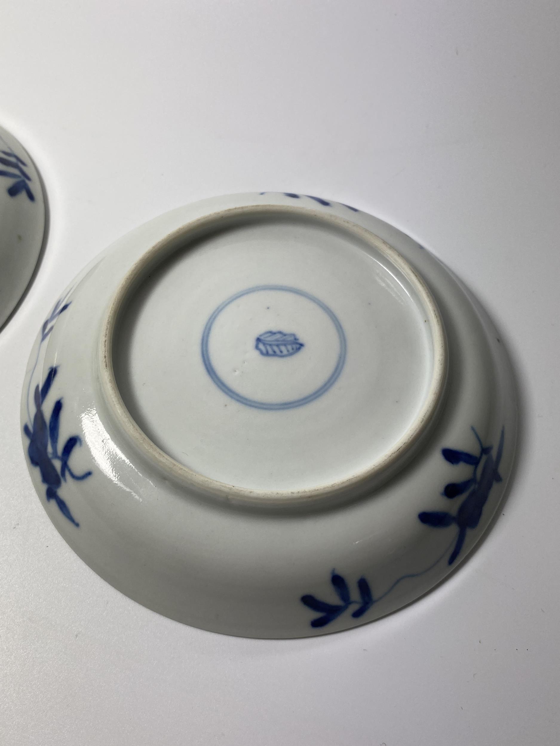 A PAIR OF KANGXI PERIOD (1661-1722) CHINESE BLUE AND WHITE PORCELAIN PLATES, ARTEMESIA LEAF MARK - Image 9 of 13