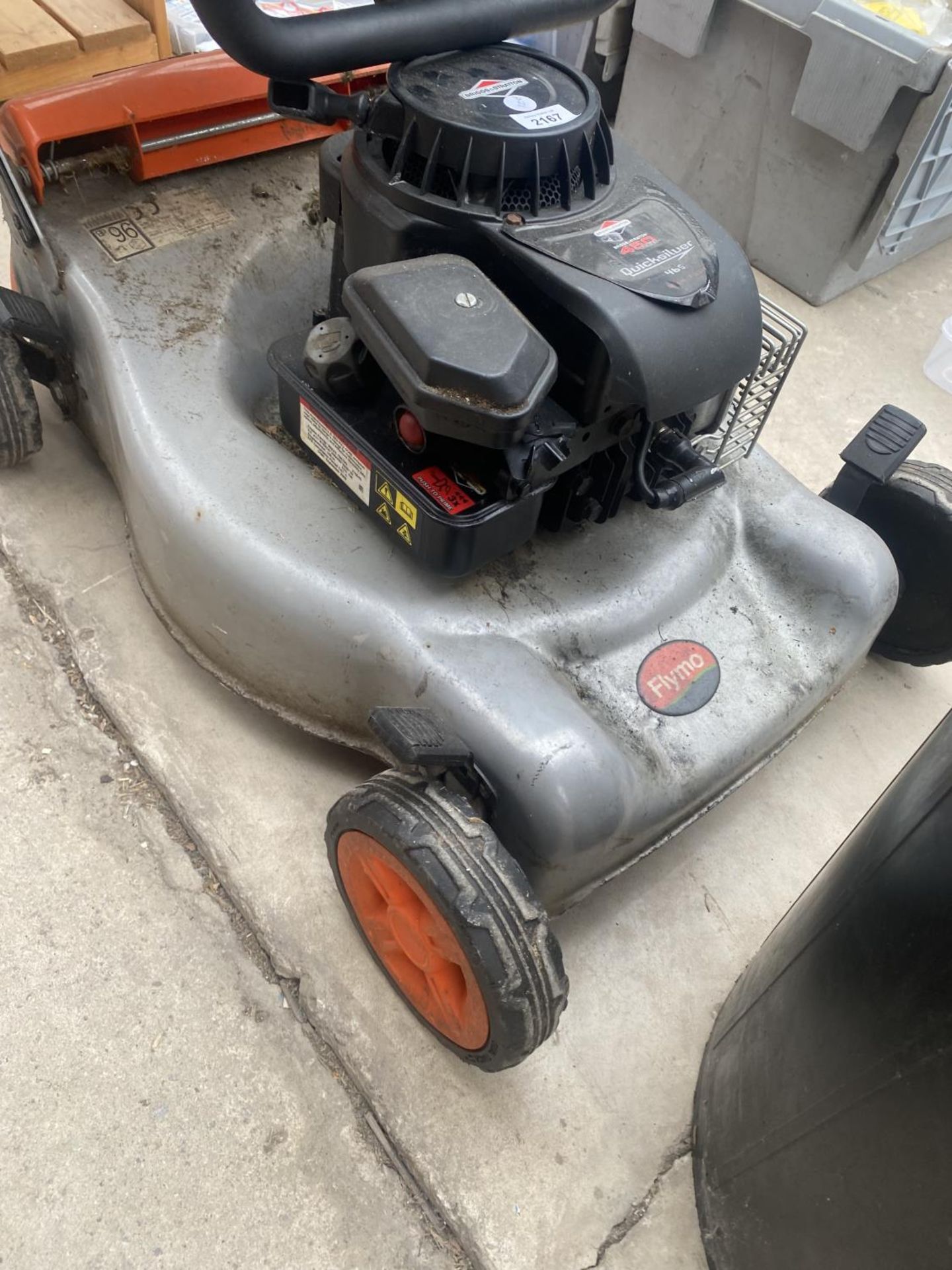 A FLYMO PETROL LAWN MOWER WITH GRASS BOX - Bild 2 aus 2