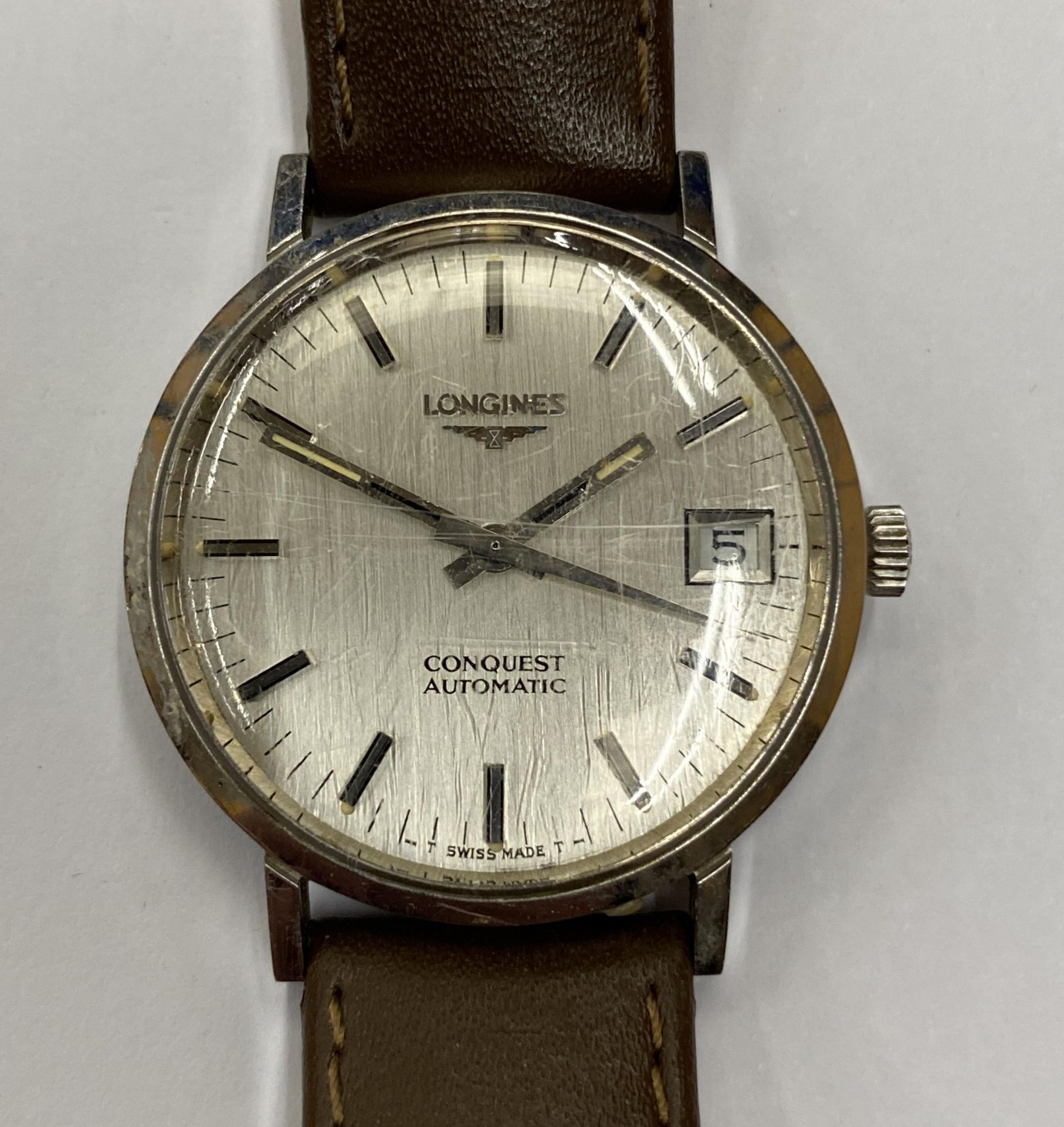 A VINTAGE LONGINES CONQUEST AUTOMATIC WRIST WATCH WITH LEATHER STRAP SEEN WORKING BUT NO WARRANTY
