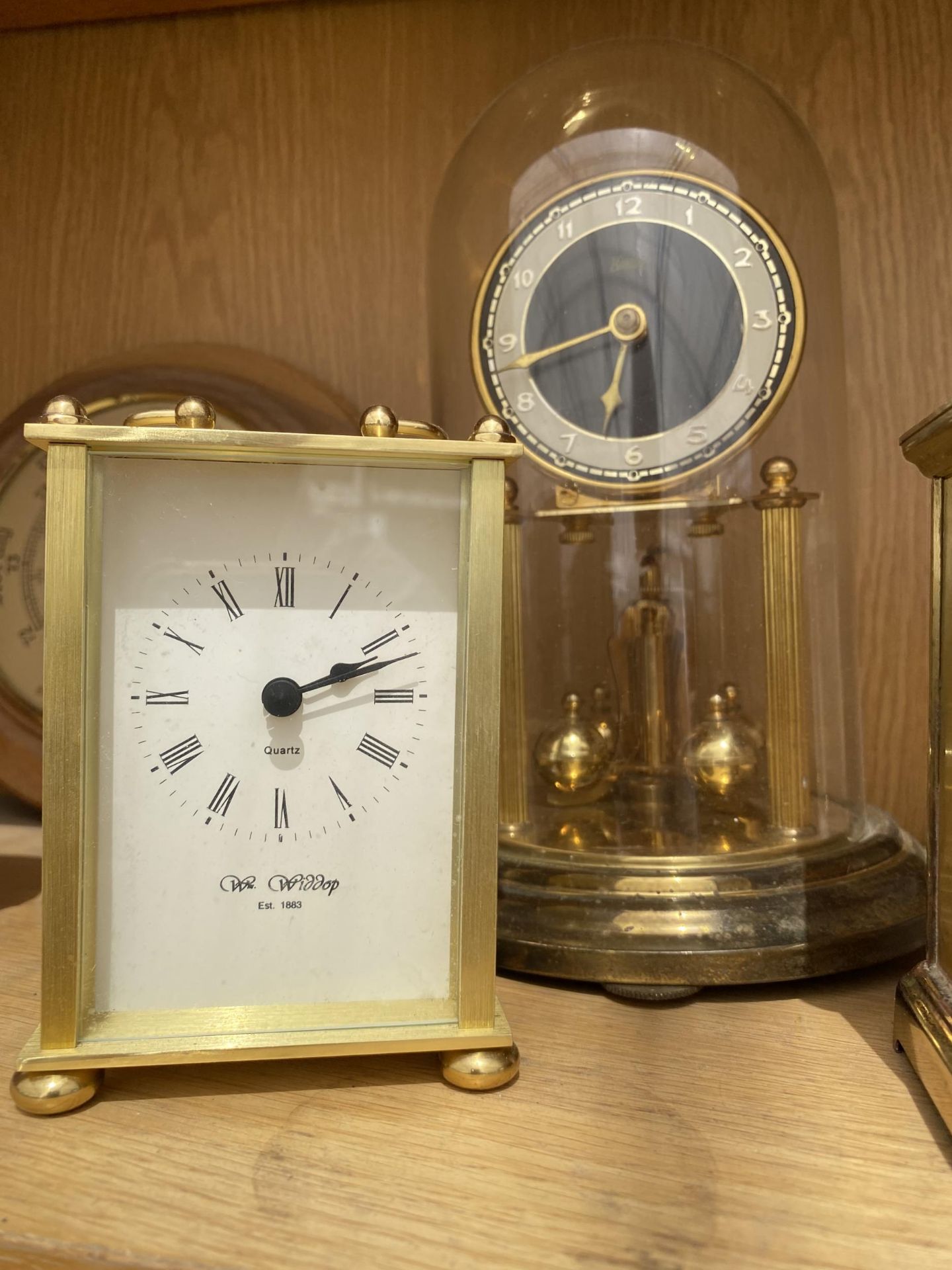 AN ASSORTMENT OF CLOCKS AND BAROMETERS TO INCLUDE AN ANNIVERSARY CLOCK AND THREE CARRIAGE CLOCKS ETC - Image 4 of 4