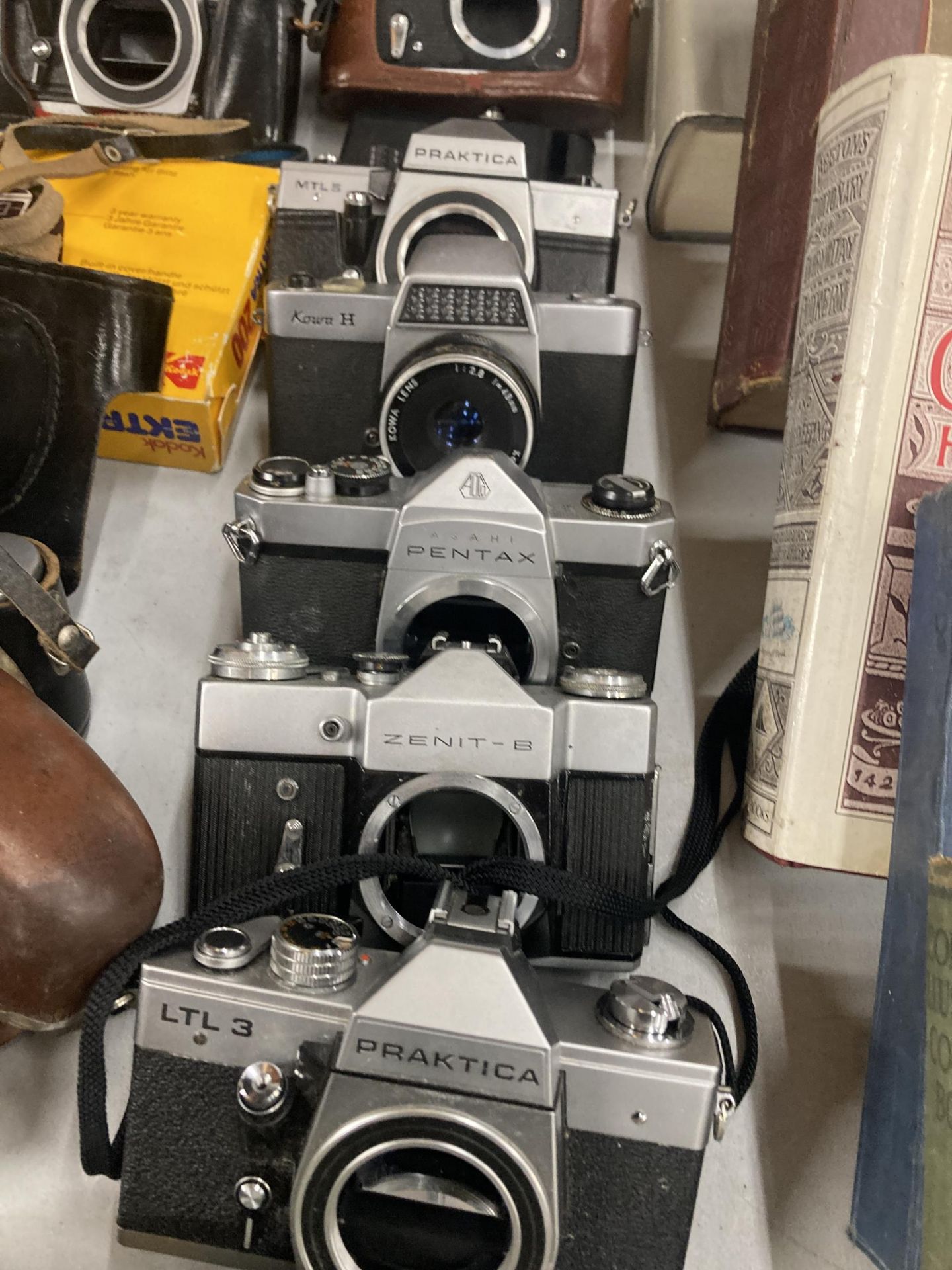 A LARGE COLLECTION OF VINTAGE CAMERAS AND ACCESSORIES TO INCLUDE PRAKTICA LTL 3, ZENIT-8, PENTAX - Image 2 of 2