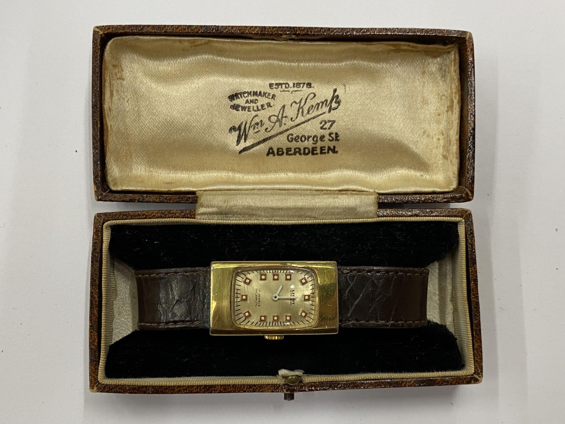 A VINTAGE BOXED LIMIT WATCH, WORKING WHEN CATALOGUED BUT NO WARRANTIES GIVEN