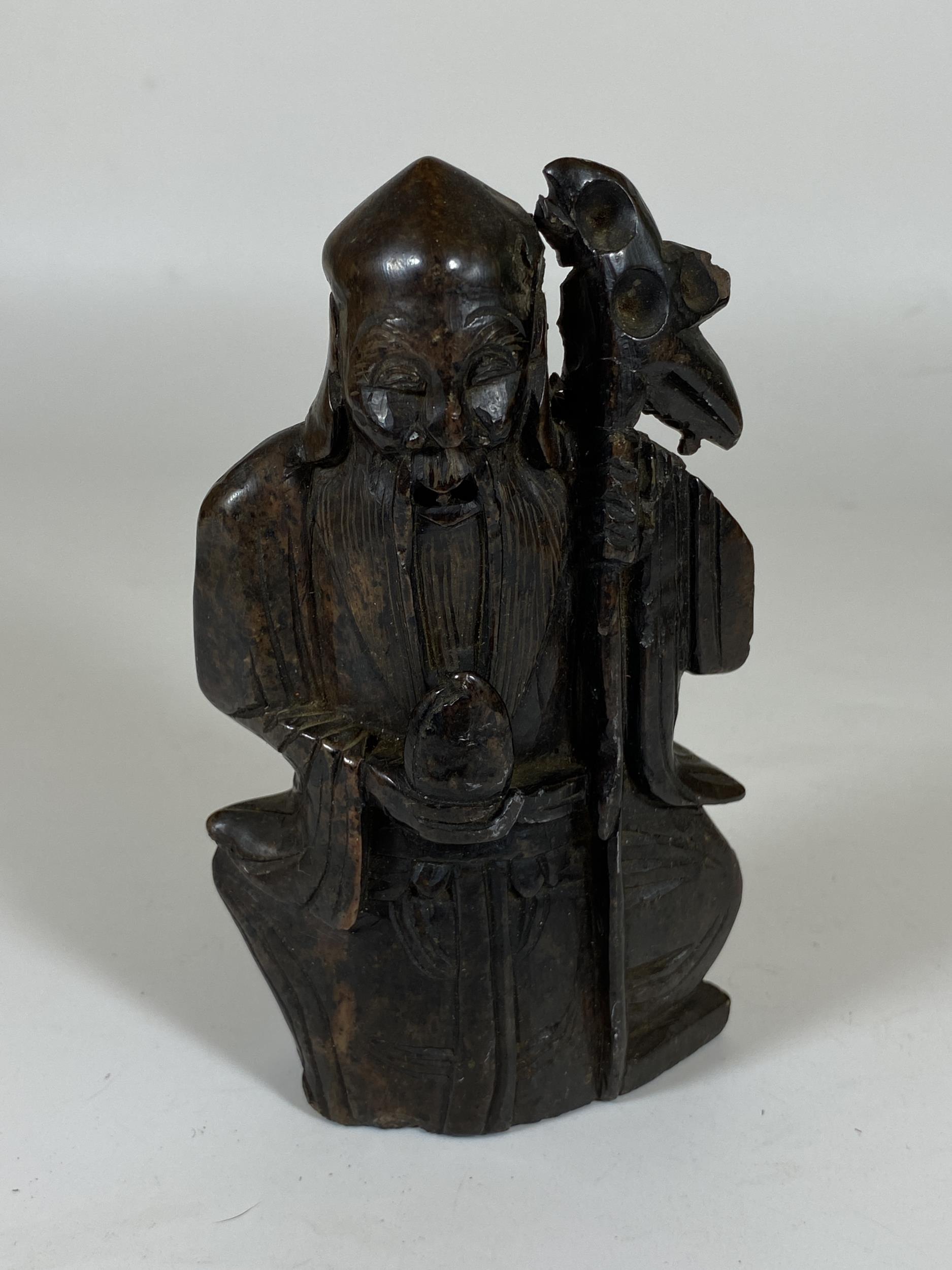 A CHINESE CARVED SOAPSTONE FIGURE OF AN IMMORTAL, HEIGHT 13CM