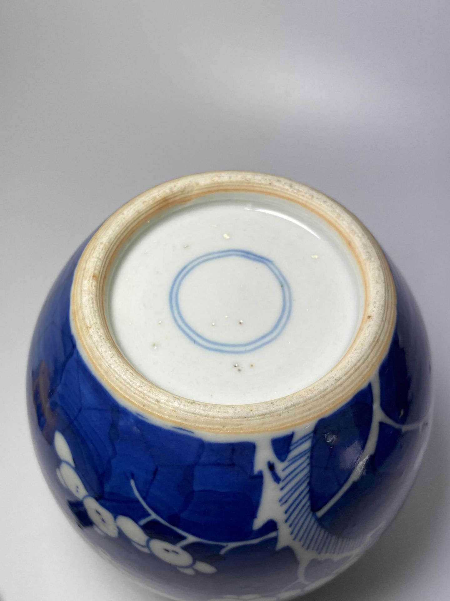 AN EARLY 20TH CENTURY CHINESE BLUE AND WHITE PRUNUS PATTERN GINGER JAR, DOUBLE RING MARK TO BASE, - Bild 5 aus 7