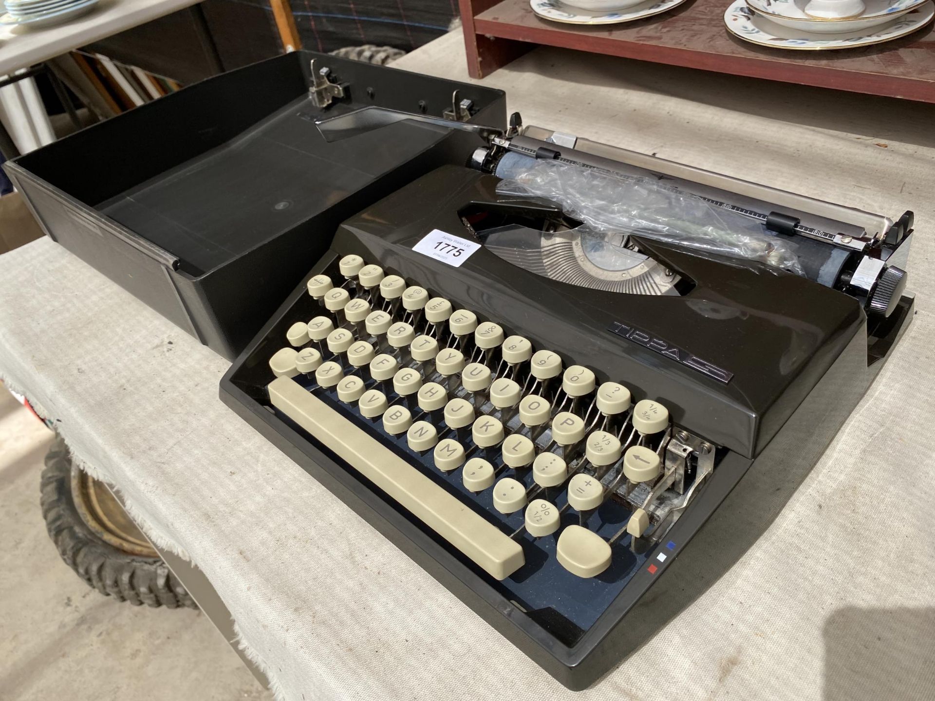 A RETRO ALDIS TIPPA S TYPE WRITER WITH CARRY CASE