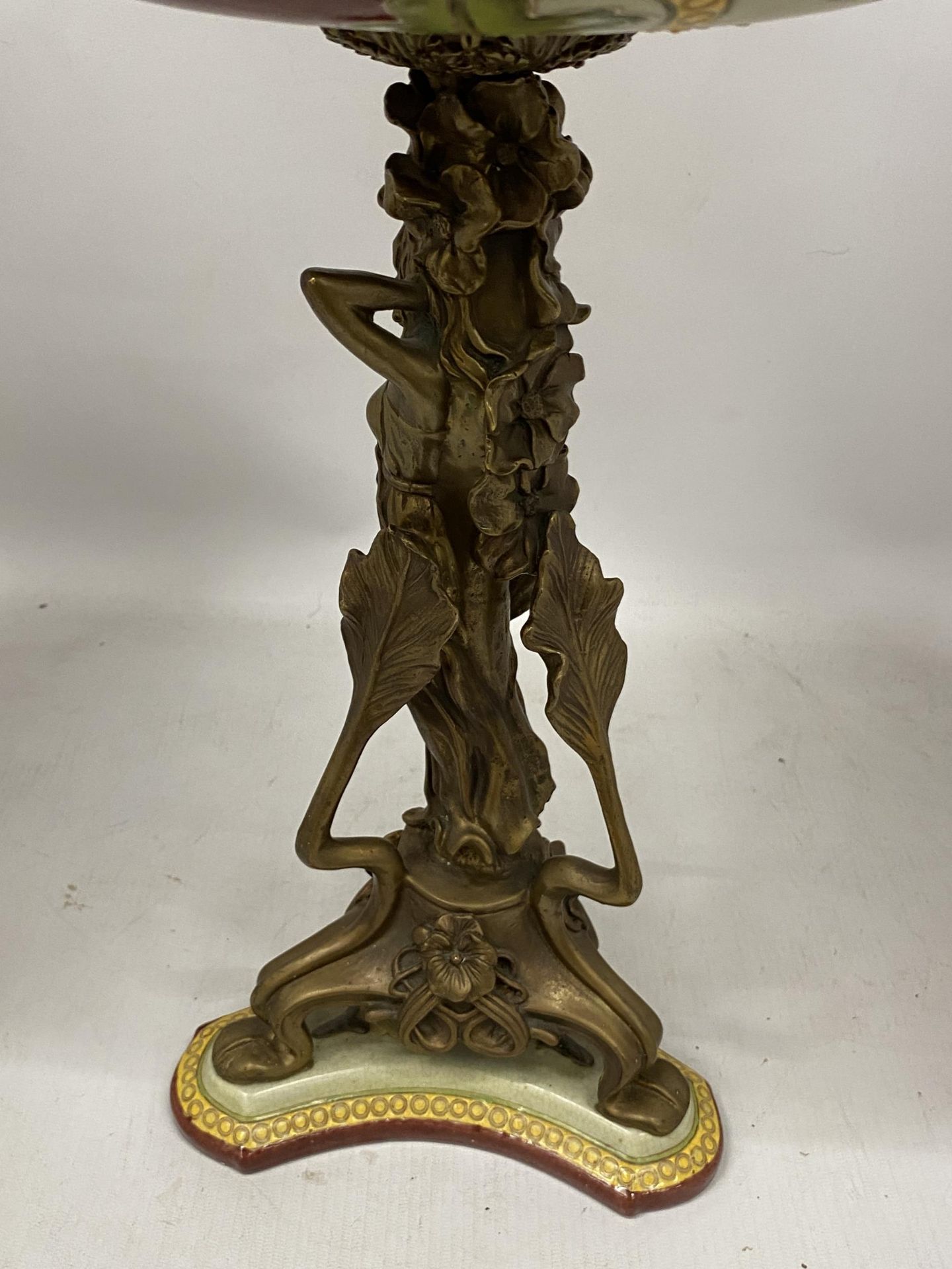 AN ART NOUVEAU CERAMIC AND GILT PEDESTAL CENTRE PIECE, HEIGHT 63CM - Image 3 of 5