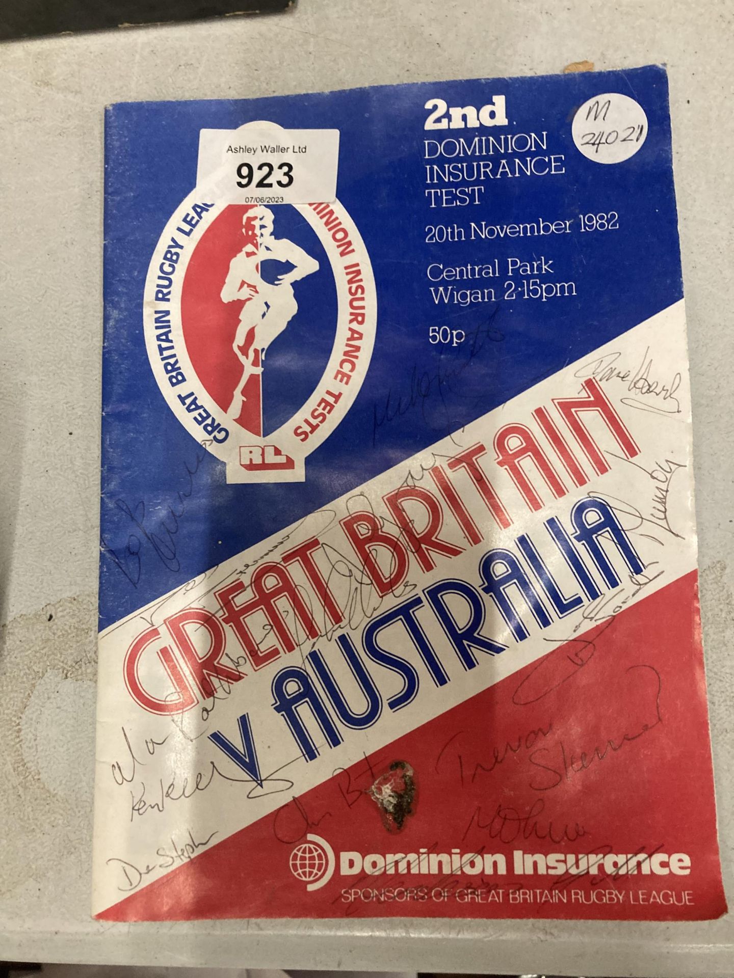 A 1982 GREAT BRITAIN V AUSTRALIA RUGBY LEAGUE PROGRAMME - WITH SIGNATURES TO THE FRONT COVER