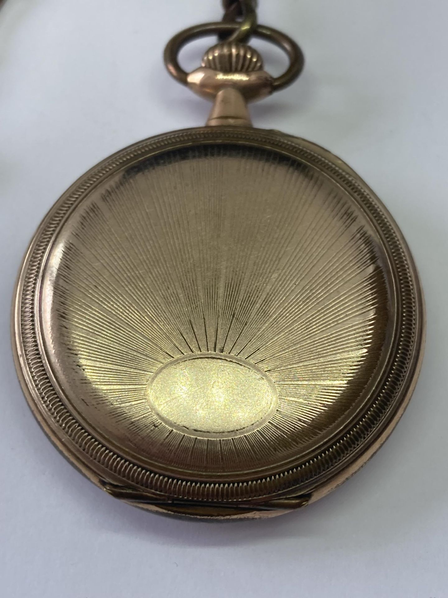 A GOLD PLATED POCKET WATCH WITH CHAIN - Bild 3 aus 3