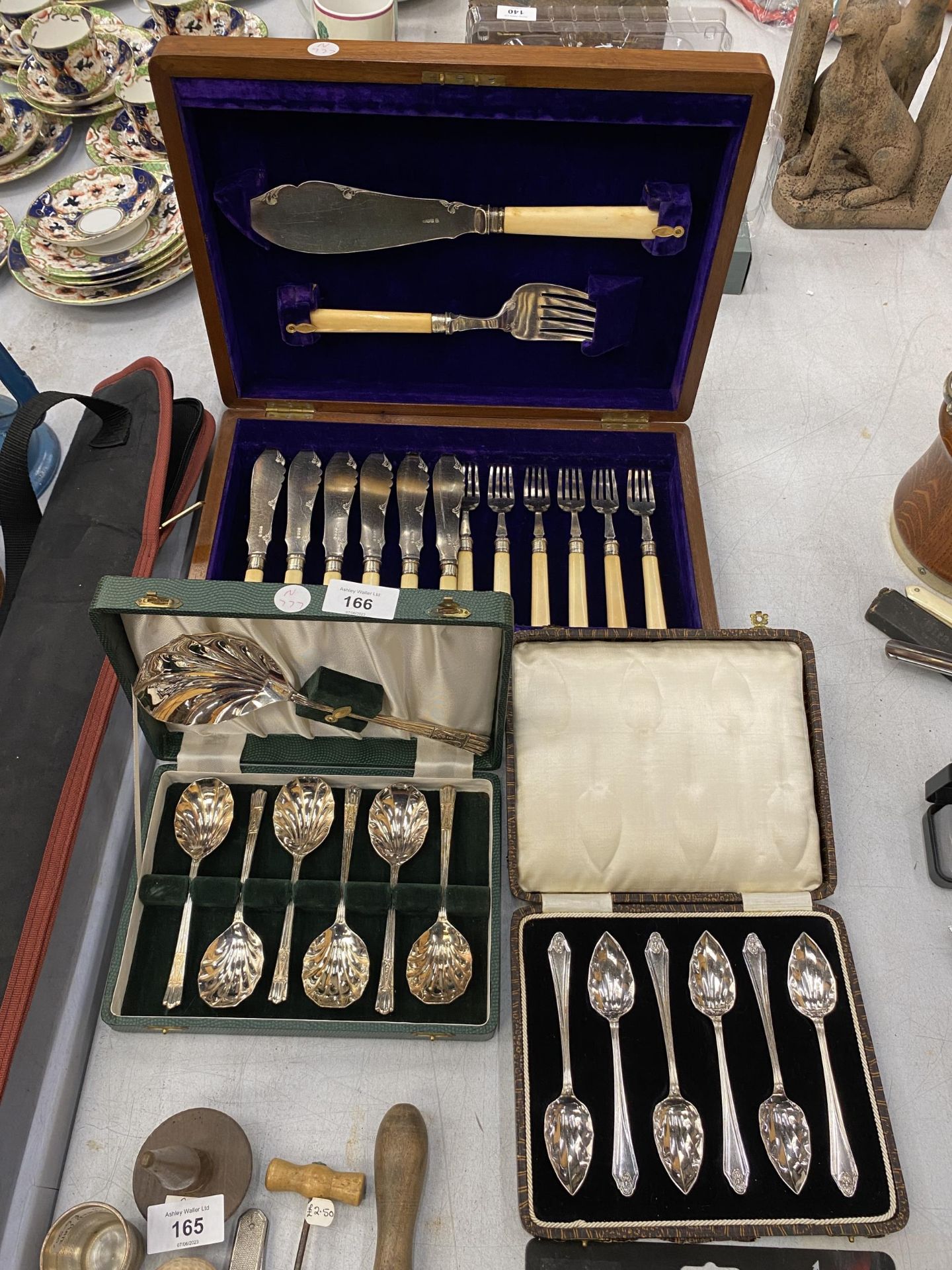 A QUANTITY OF FLATWARE TO INCLUDE A MAHOGANY CASED FISH KNIFE AND FORK SET WITH SILVER HALLMARKED