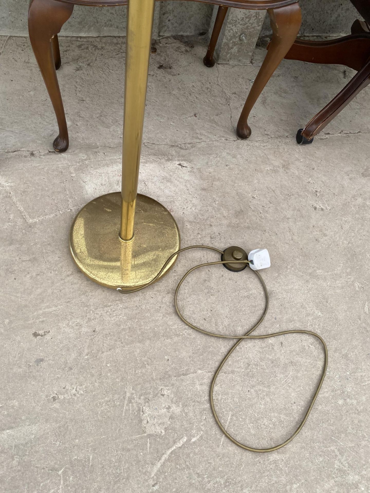 A BRASS STANDARD LAMP - Image 3 of 3