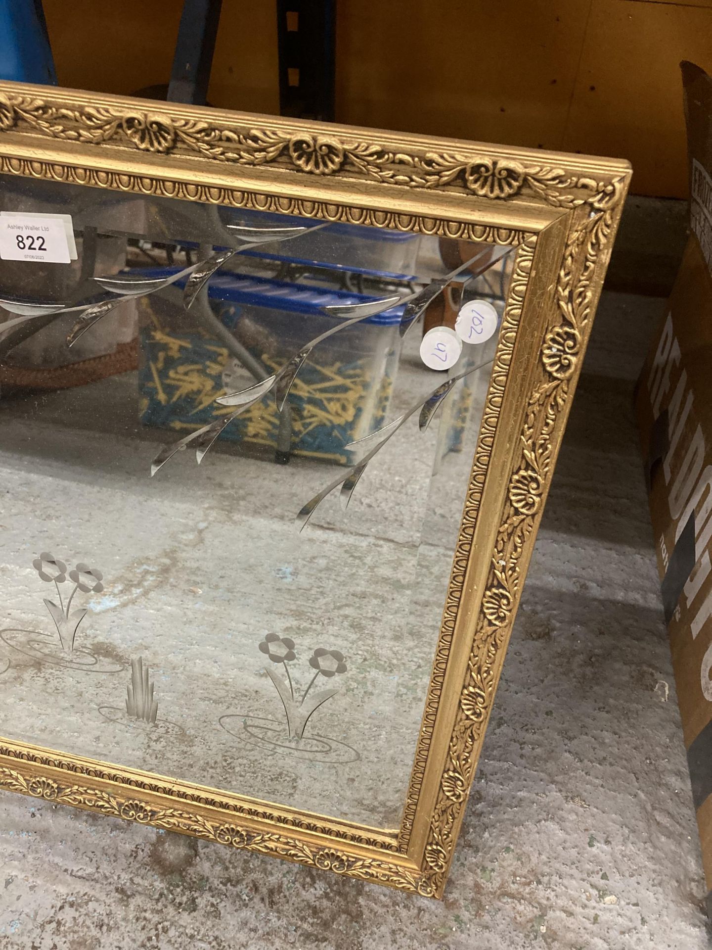 AN ORNATE GILT FRAMED MIRROR WITH SWAN DESIGN - Image 3 of 3