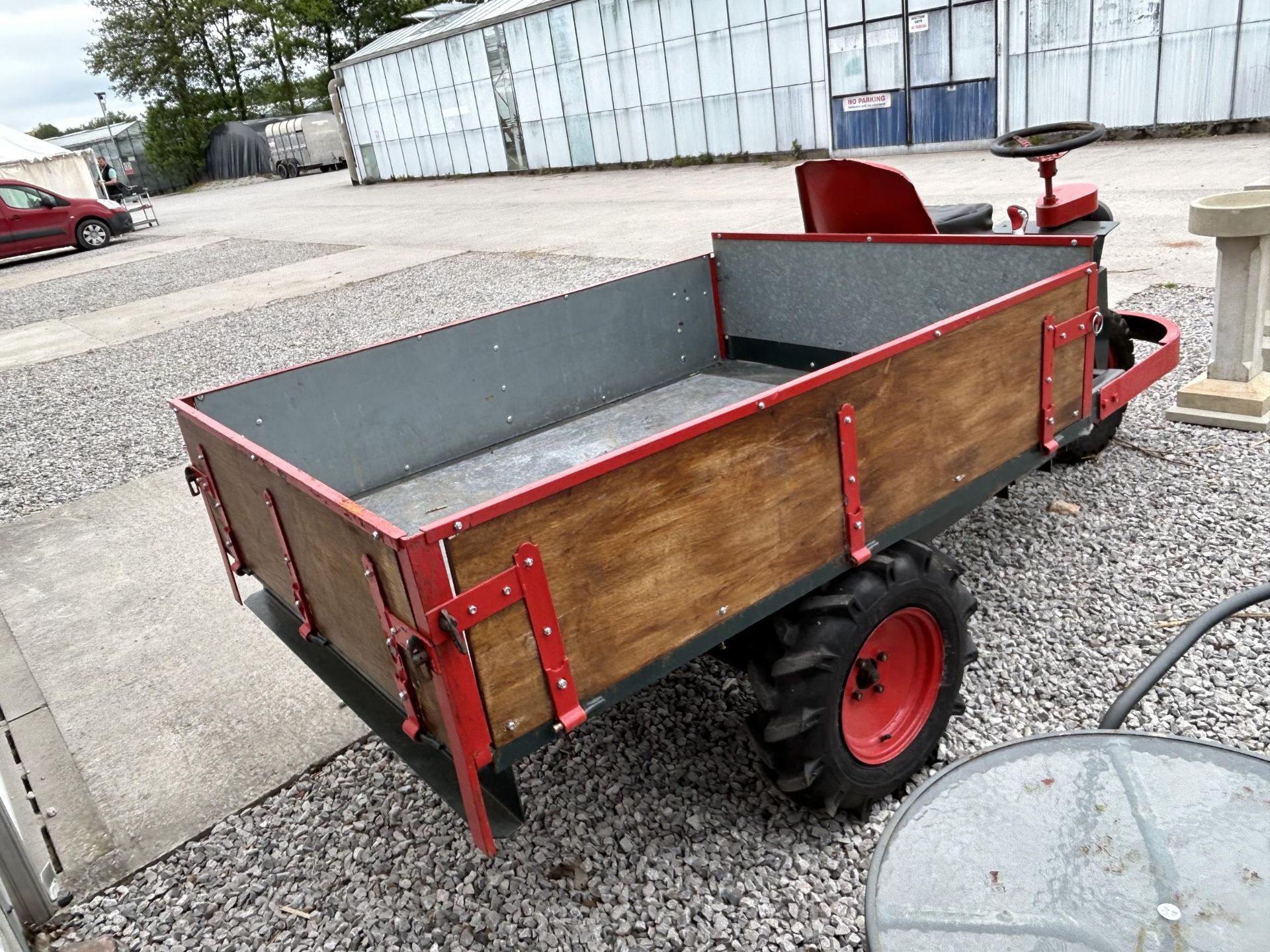 A PETROL ENGINE 'MARTIN TRUCKS BE2' MARKET GARDENERS TRICYCLE WITH MANUAL TIPPER BODY (REQUIRES A - Image 10 of 10